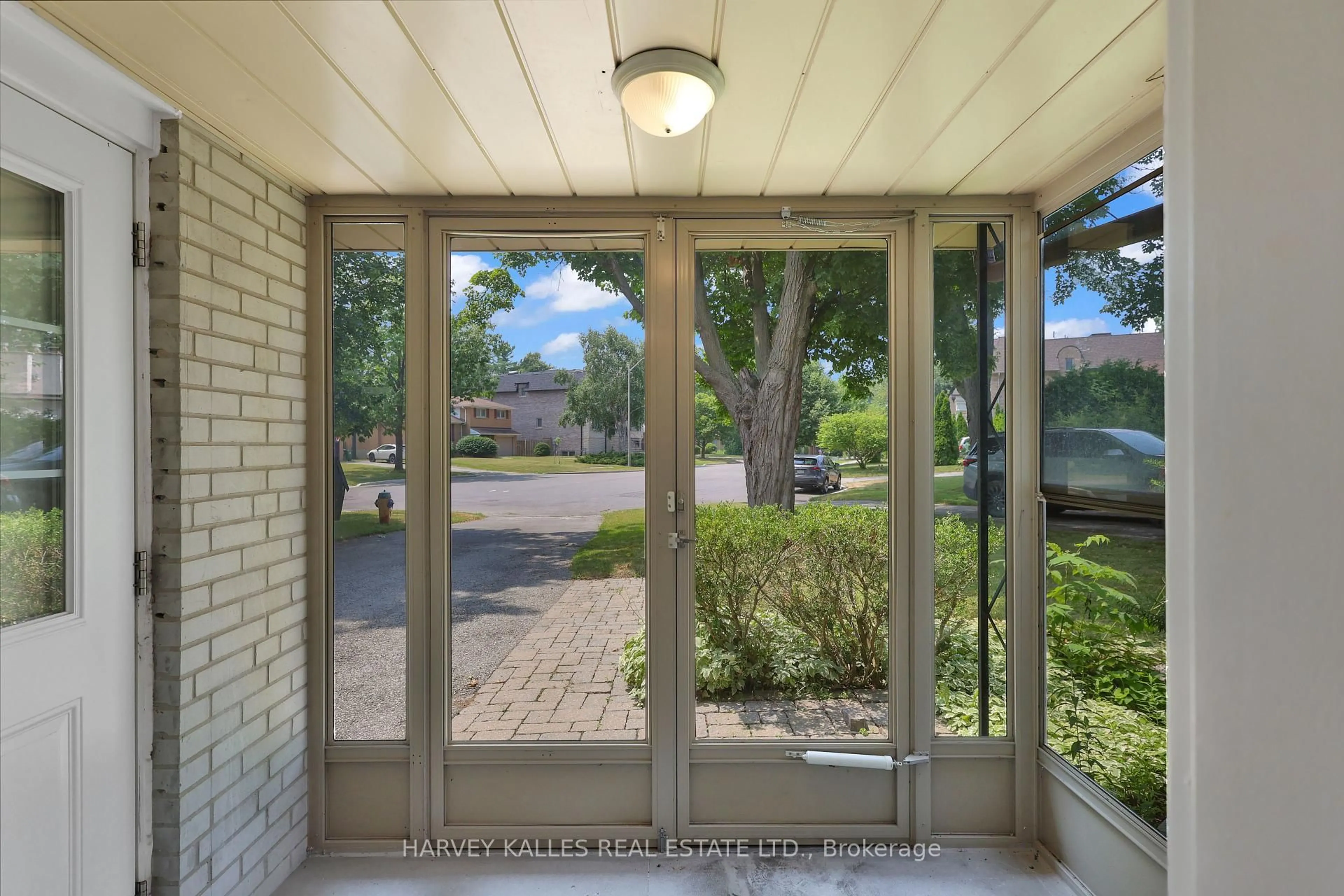 Indoor entryway for 16 Wedgeport Pl, Toronto Ontario M2N 4B4