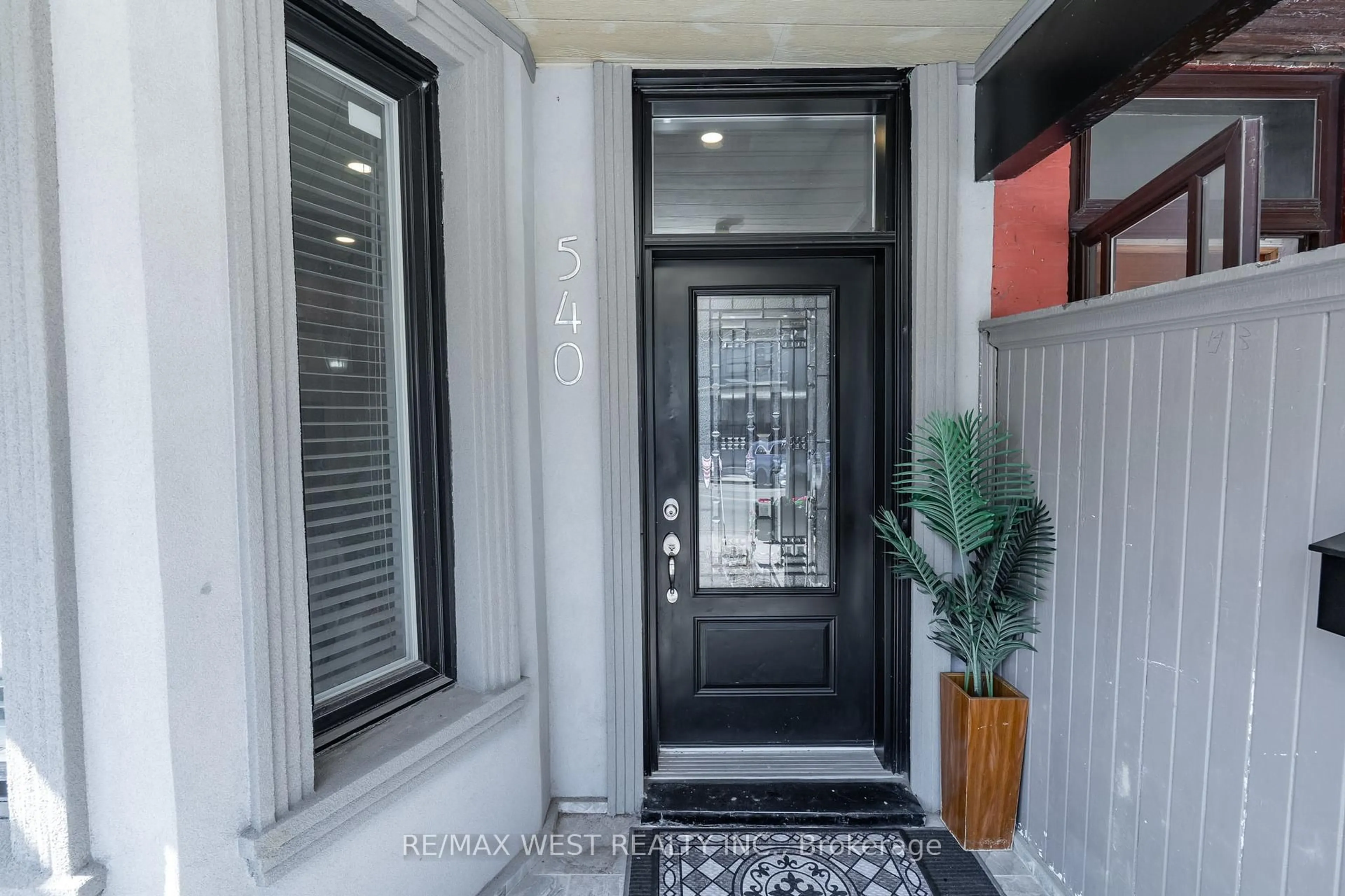 Indoor entryway for 540 Dufferin St, Toronto Ontario M6K 2A7