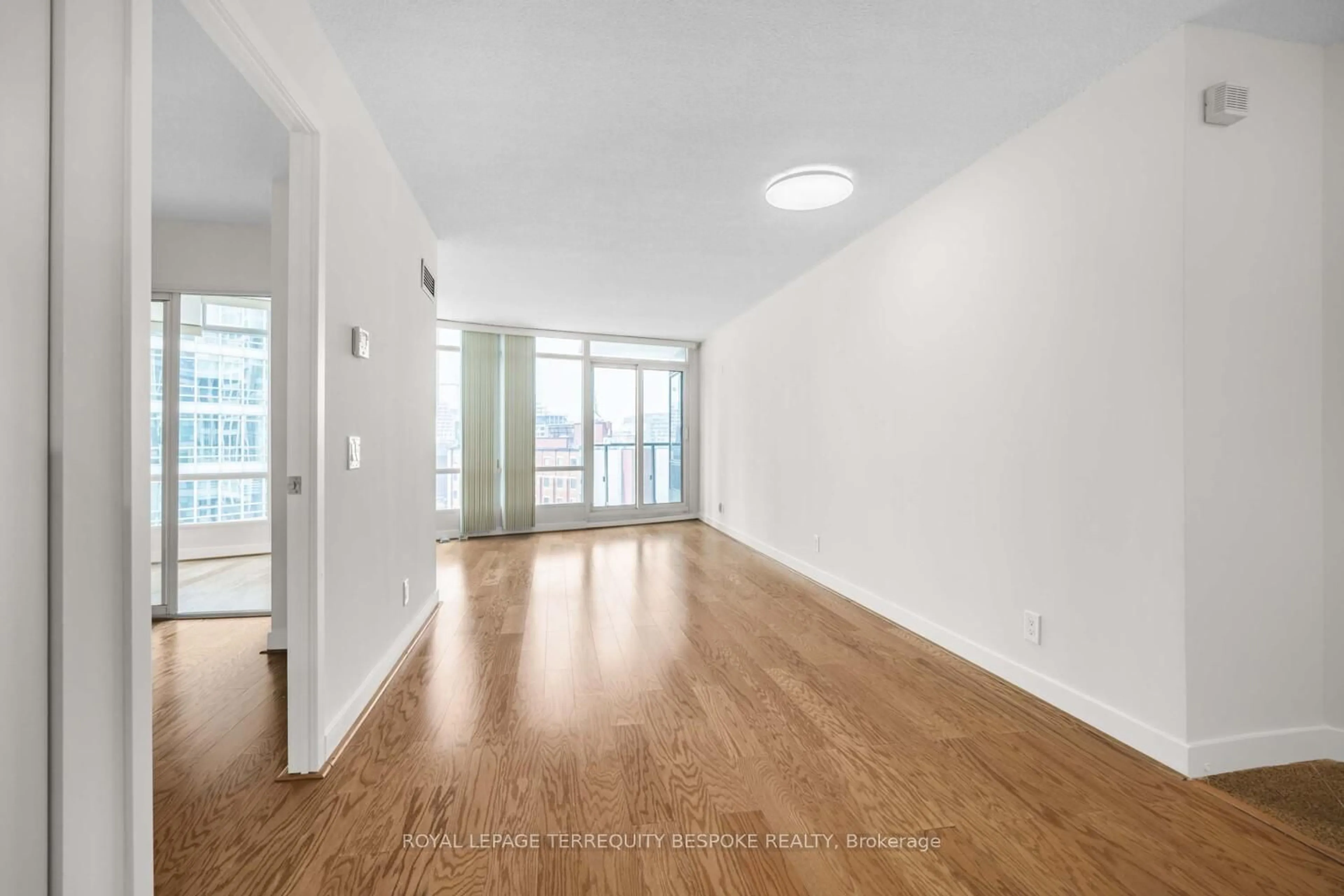 Indoor foyer for 373 Front St #1002, Toronto Ontario M5V 3R7