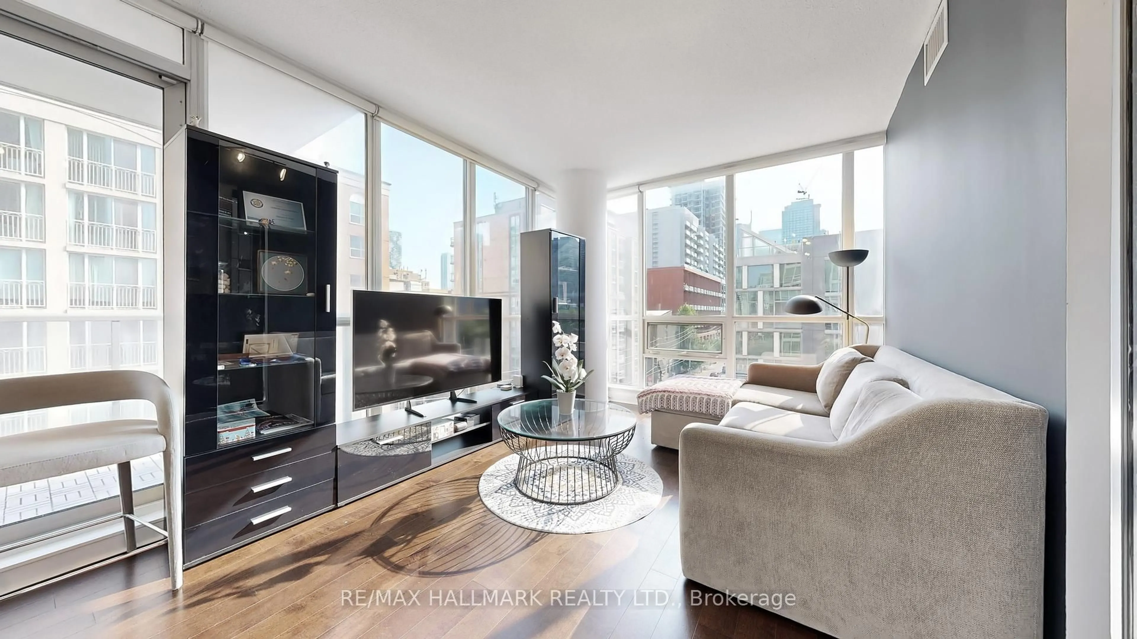 Living room with furniture, wood/laminate floor for 320 Richmond St #605, Toronto Ontario M5A 1P9