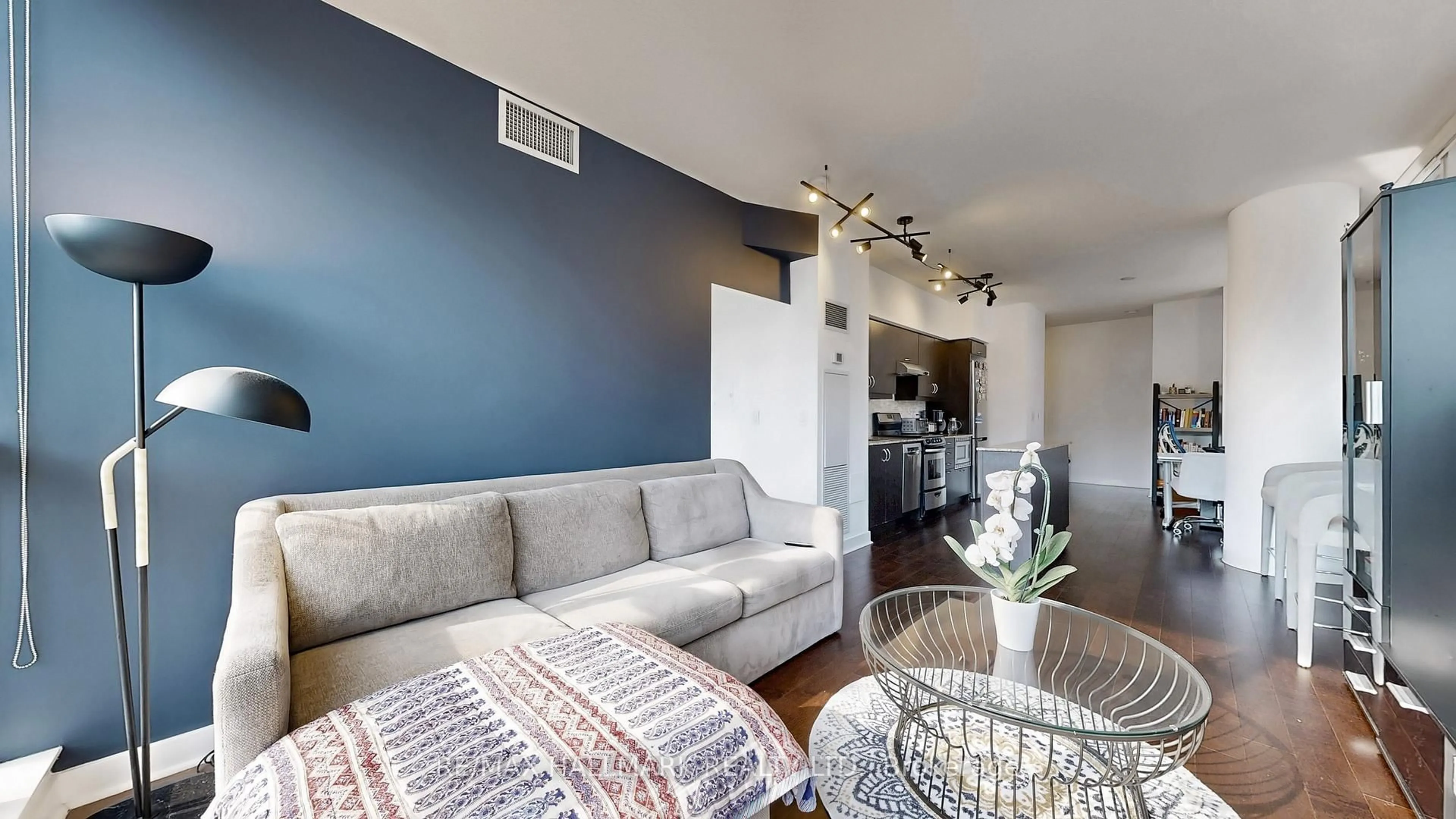 Living room with furniture, unknown for 320 Richmond St #605, Toronto Ontario M5A 1P9