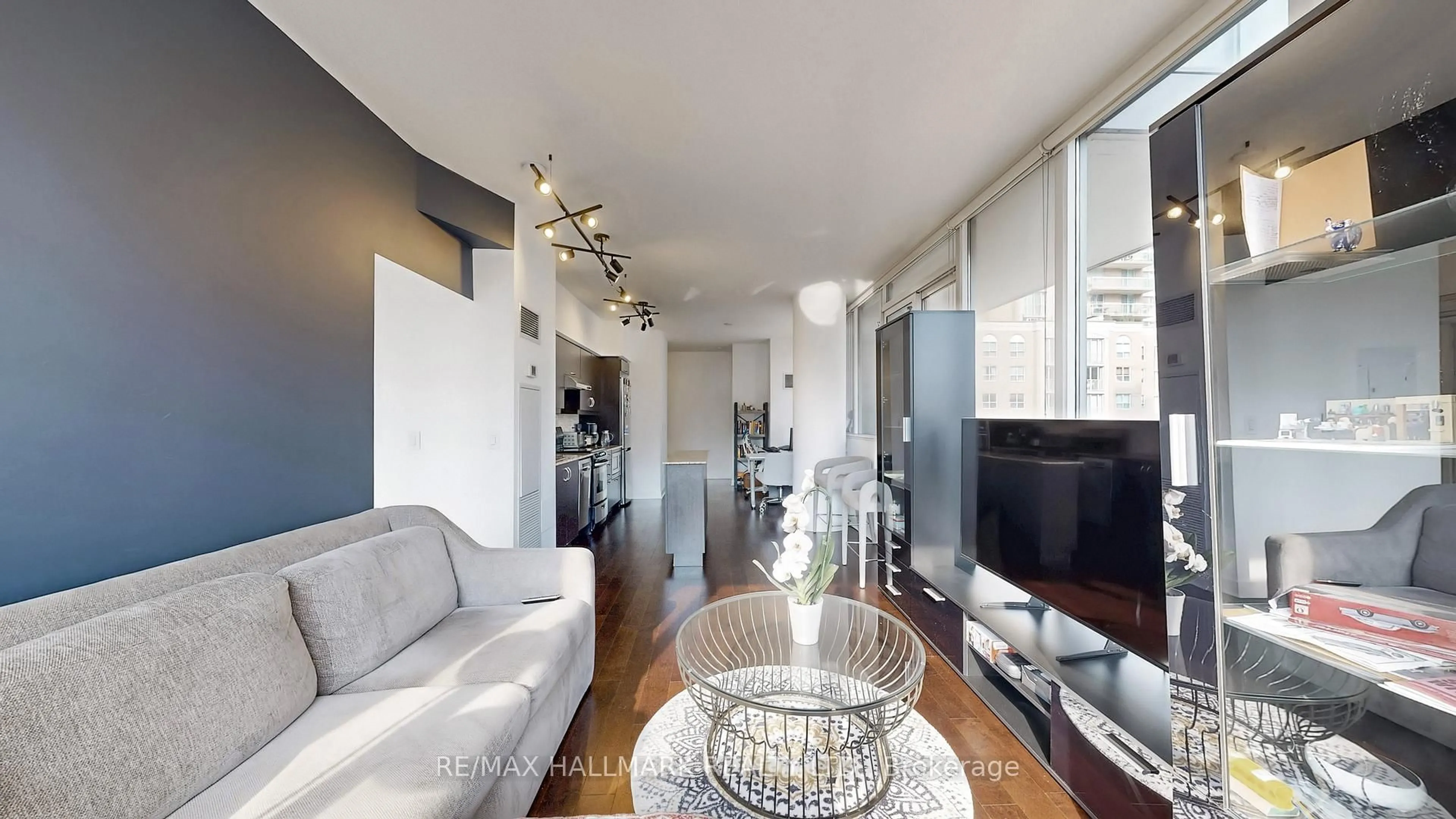 Living room with furniture, wood/laminate floor for 320 Richmond St #605, Toronto Ontario M5A 1P9