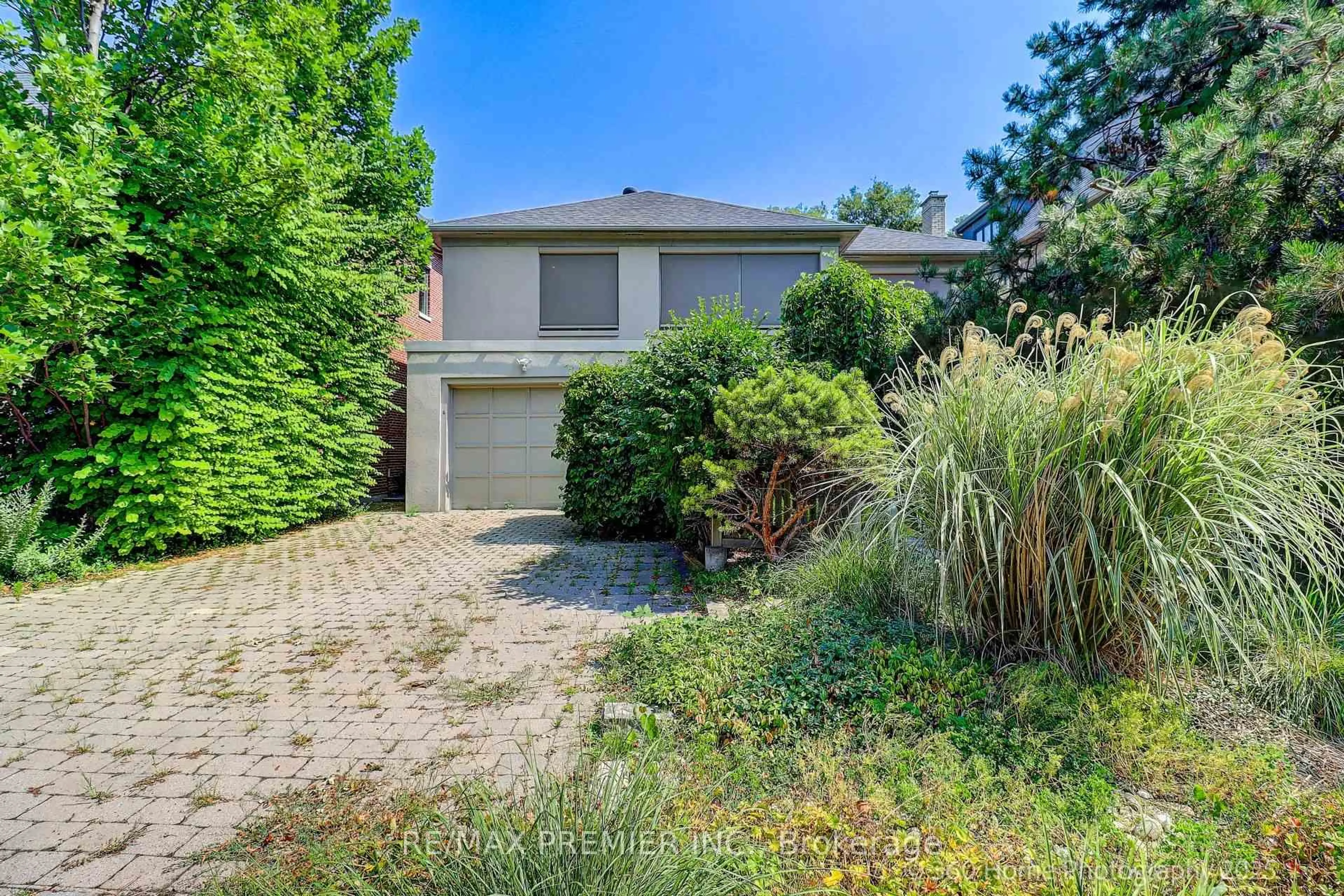 A pic from outside/outdoor area/front of a property/back of a property/a pic from drone, street for 249 Forest Hill Rd, Toronto Ontario M5P 2N3