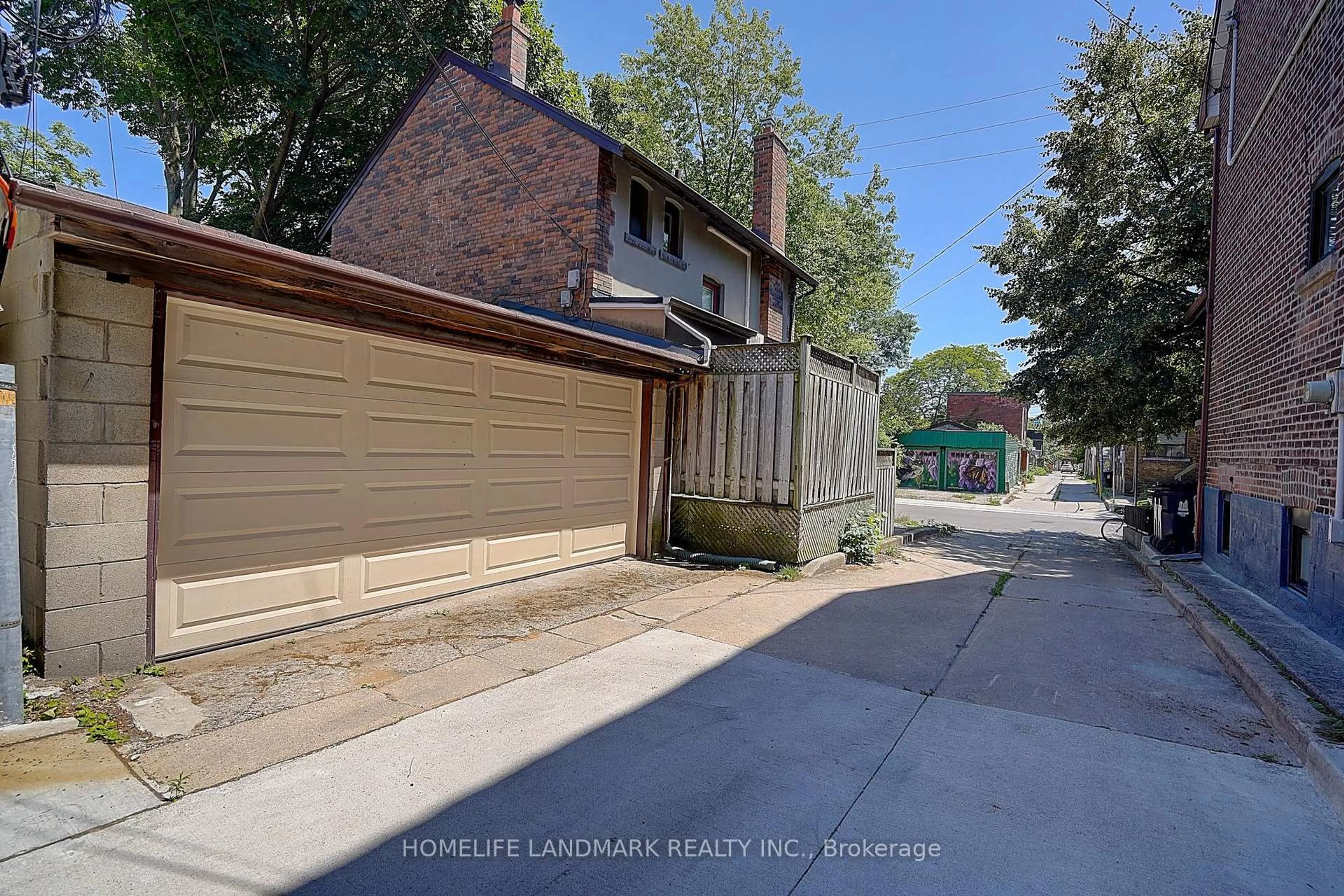 A pic from outside/outdoor area/front of a property/back of a property/a pic from drone, street for 596 Palmerston Ave, Toronto Ontario M6G 2P9