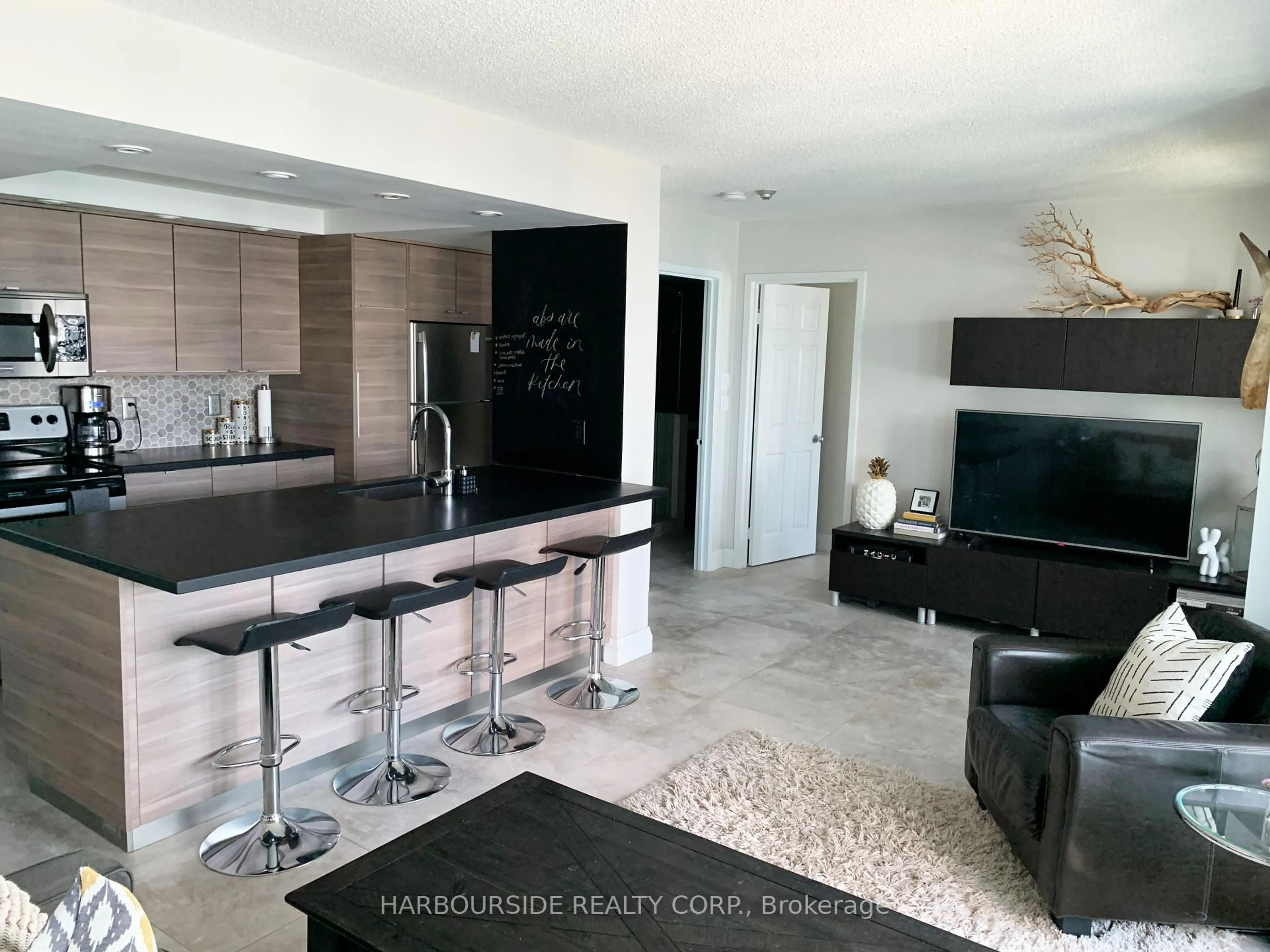 Open concept kitchen, ceramic/tile floor for 77 Harbour Sq #2901, Toronto Ontario M5J 2S2