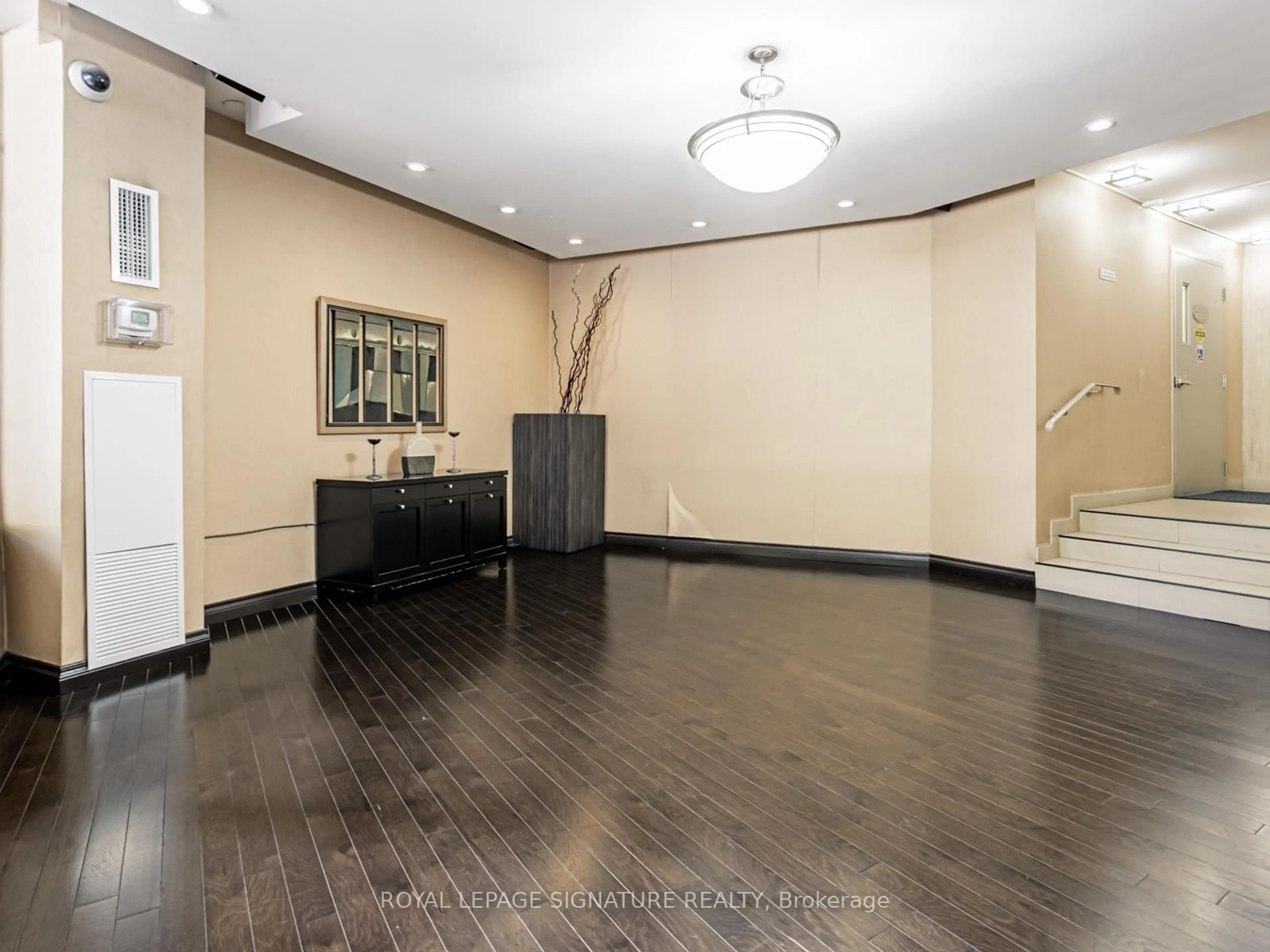 Indoor foyer for 20 Edgecliff Gfwy #308, Toronto Ontario M3C 3A4