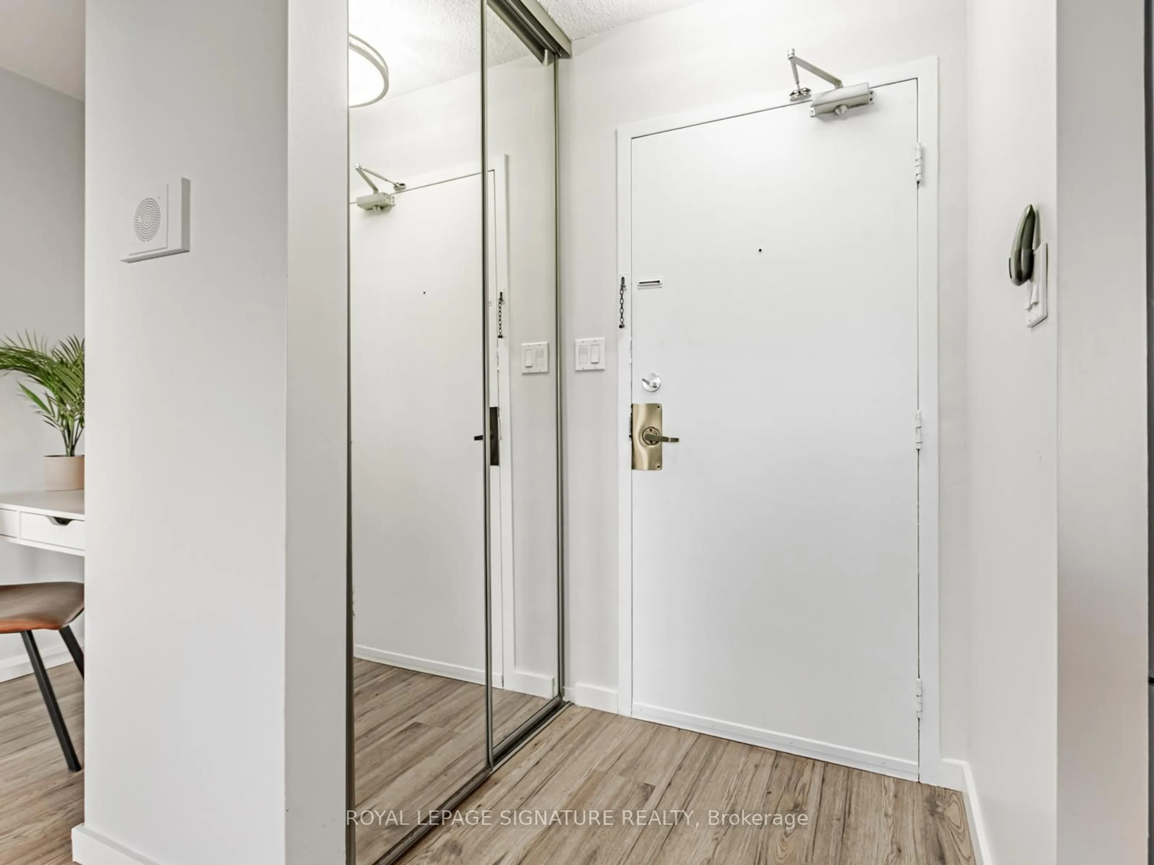 Indoor entryway for 20 Edgecliff Gfwy #308, Toronto Ontario M3C 3A4
