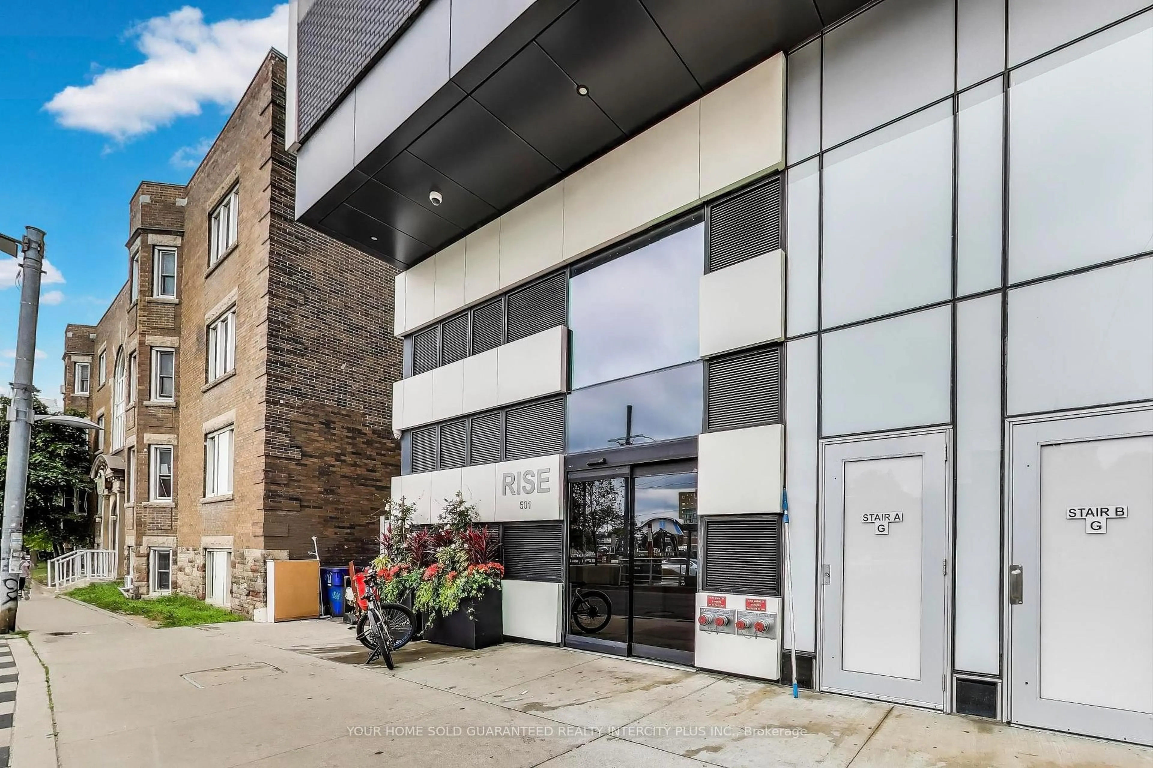 Indoor foyer for 501 St. Clair Ave #325, Toronto Ontario M5P 0A2