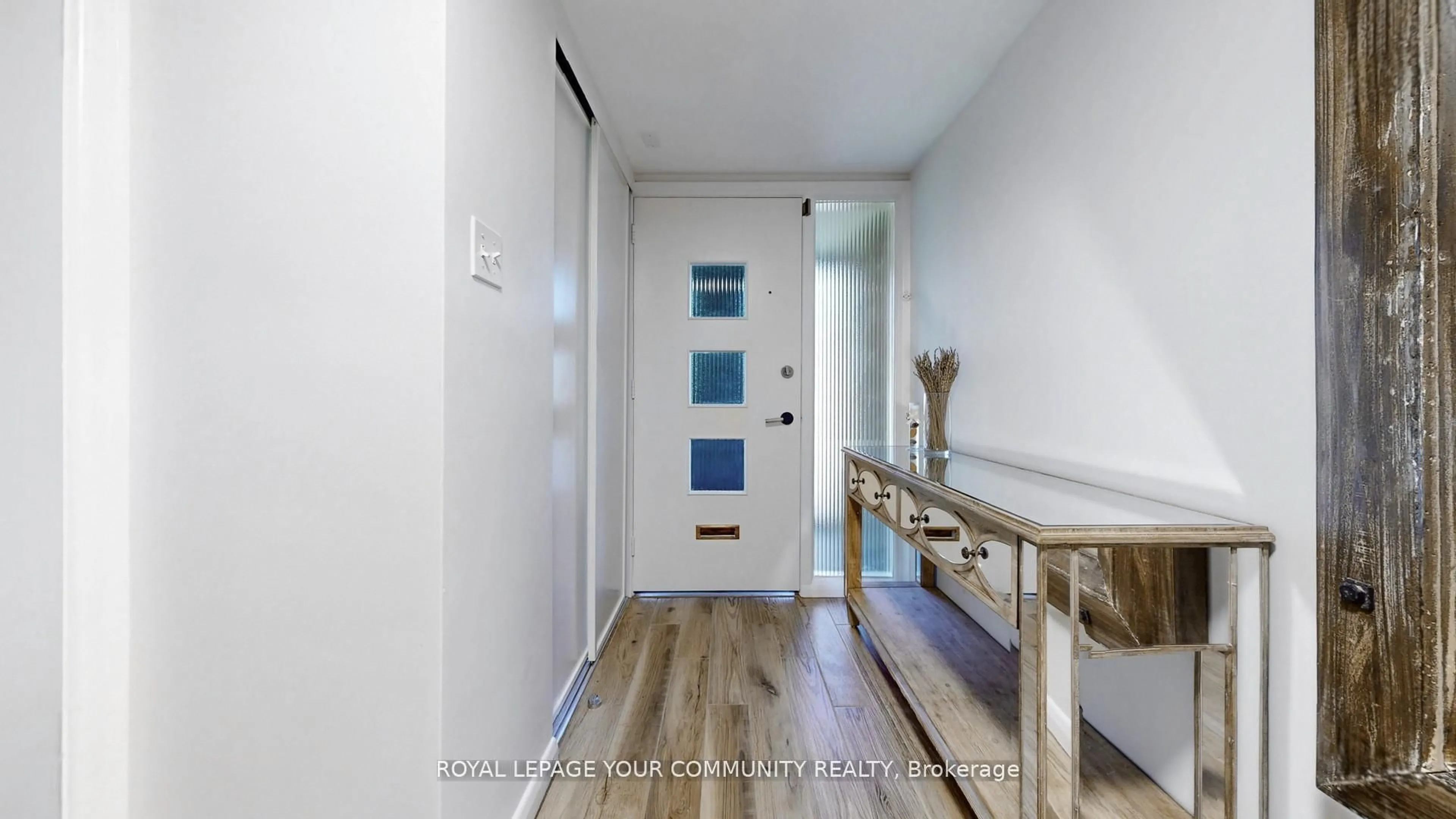 Indoor entryway for 118 Betty Ann Dr, Toronto Ontario M2N 1X4