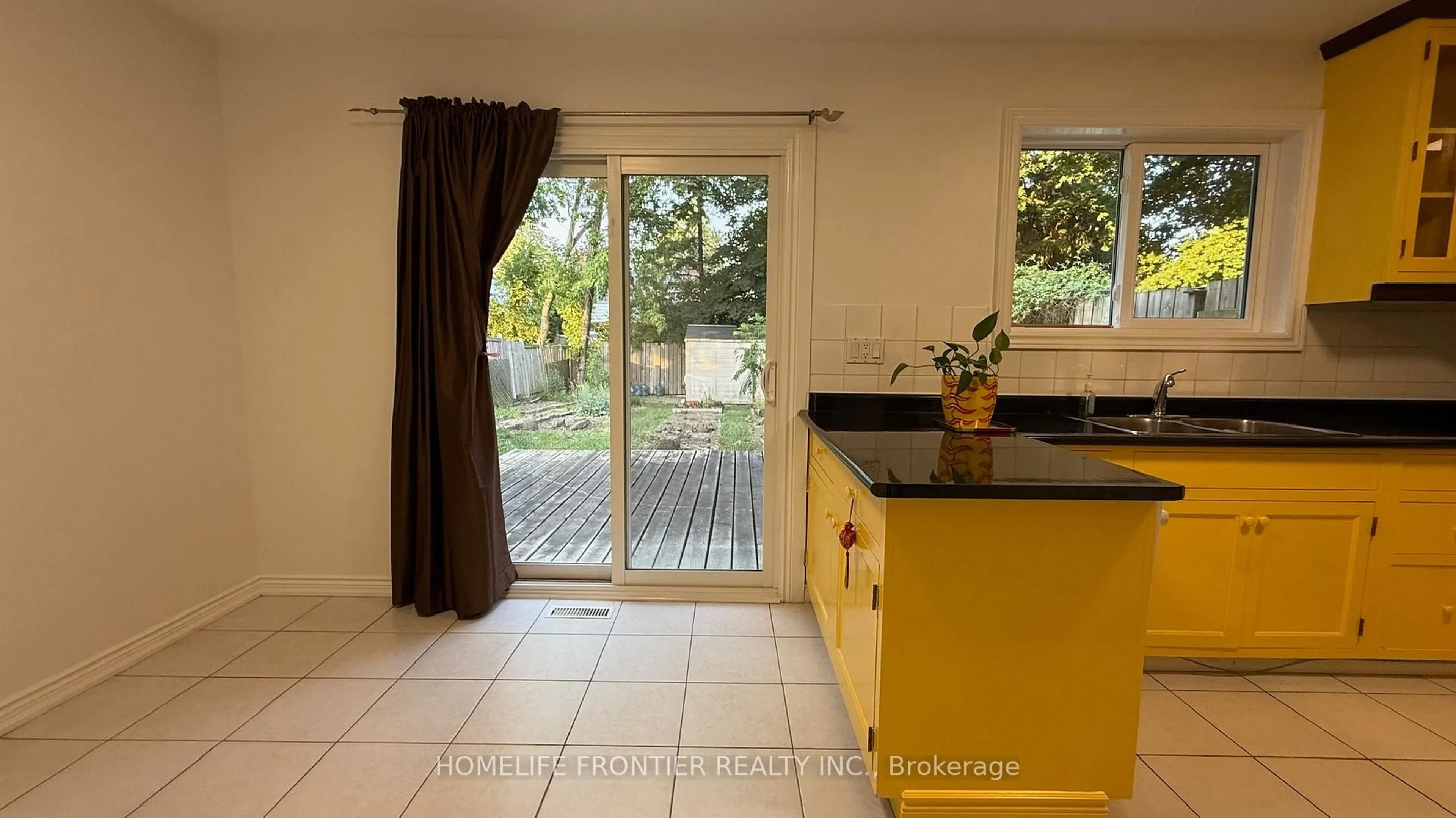 Standard kitchen, ceramic/tile floor for 154 Freshmeadow Dr, Toronto Ontario M2H 2R1