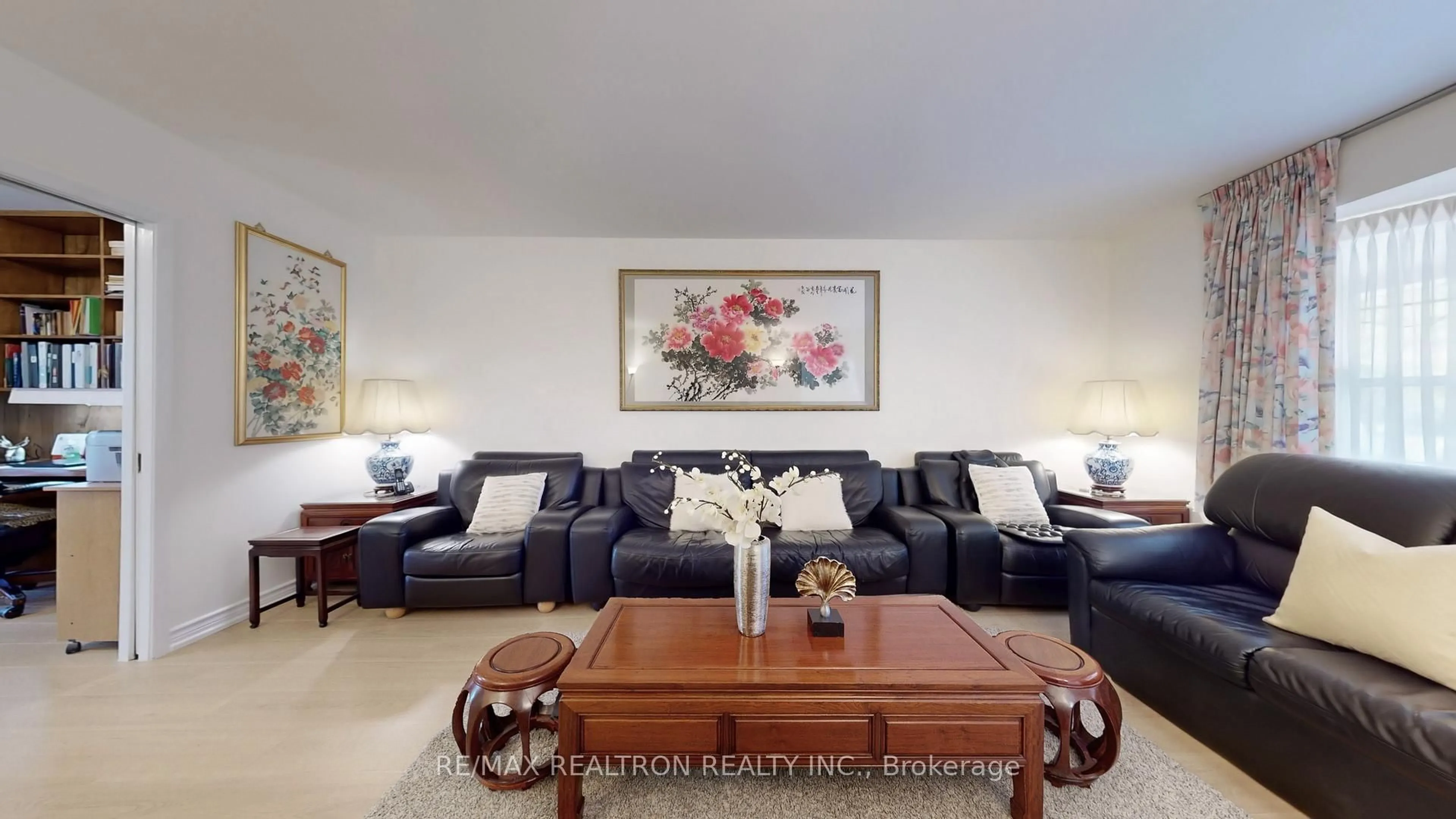 Living room with furniture, unknown for 20 Zircon Crt, Toronto Ontario M2H 2A1