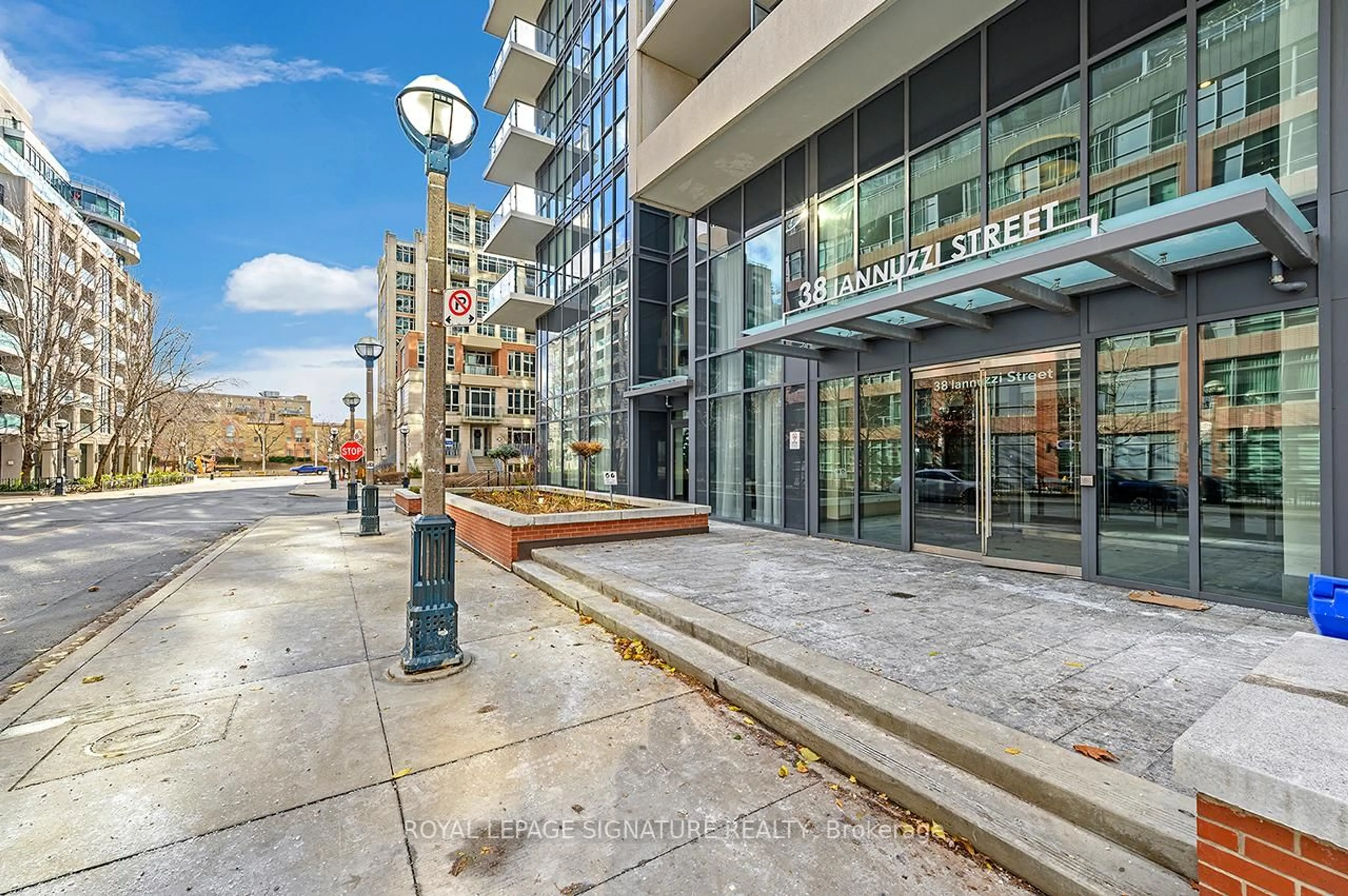 Unknown for 38 Iannuzzi St #611, Toronto Ontario M5V 0S2