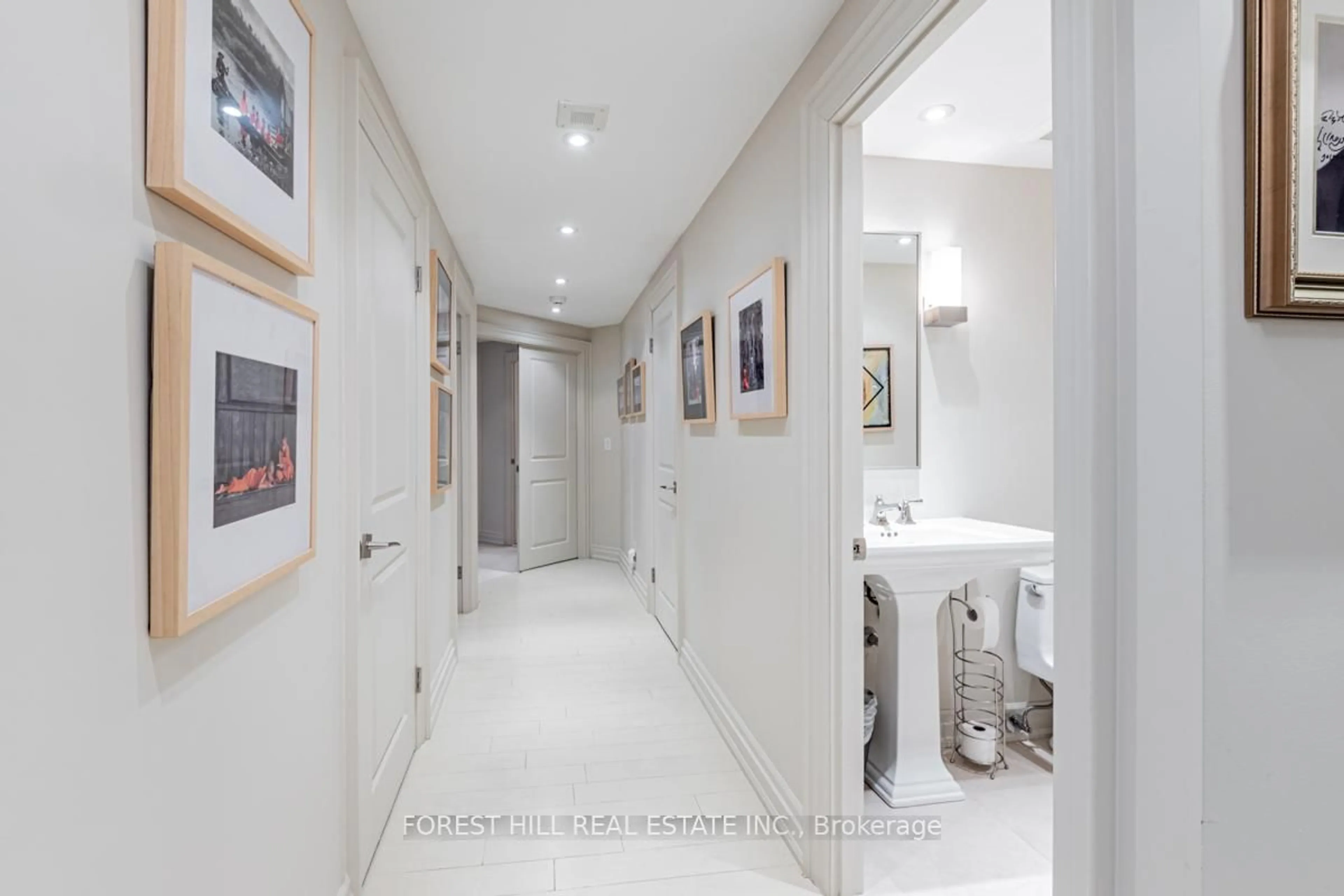 Indoor foyer for 55 Prince Arthur Ave #901, Toronto Ontario M5R 1B3