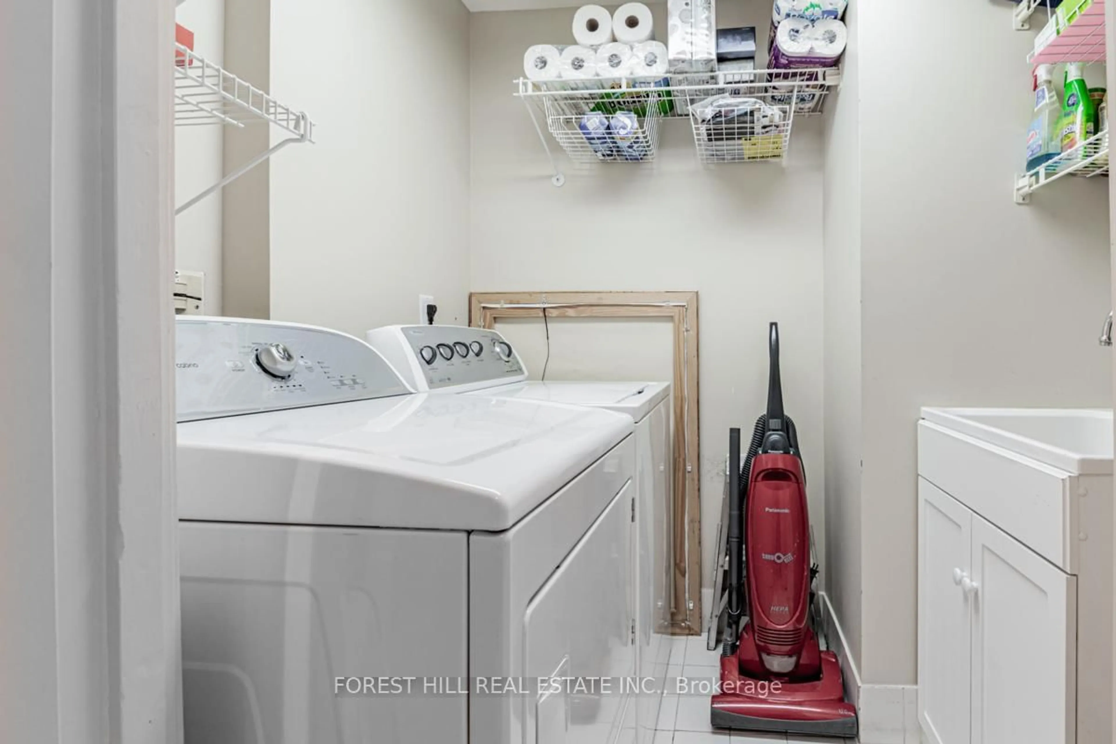 Laundry room for 55 Prince Arthur Ave #901, Toronto Ontario M5R 1B3