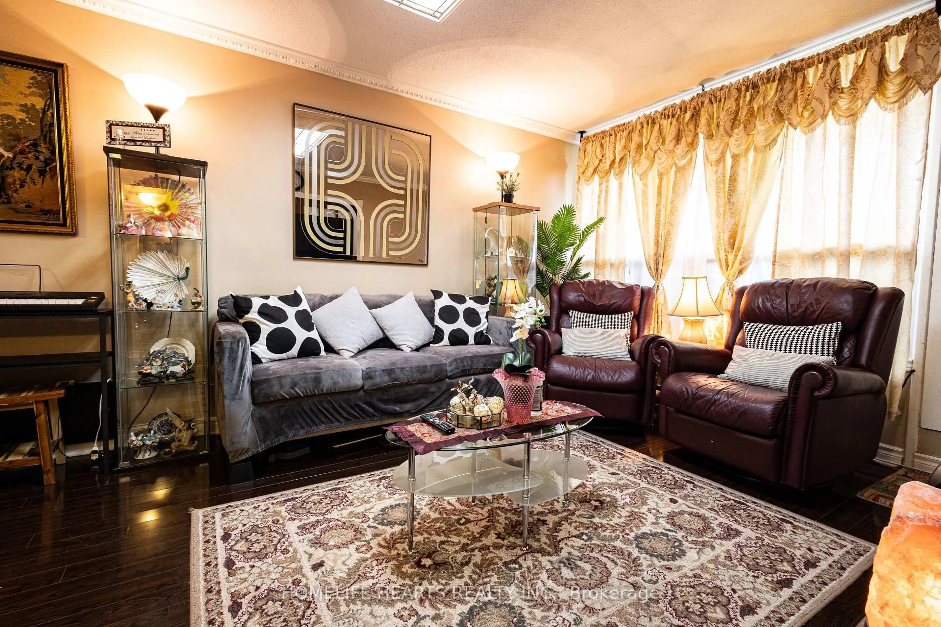 Living room with furniture, carpet floor for 140 Leeward Glwy #316, Toronto Ontario M3C 2Y9