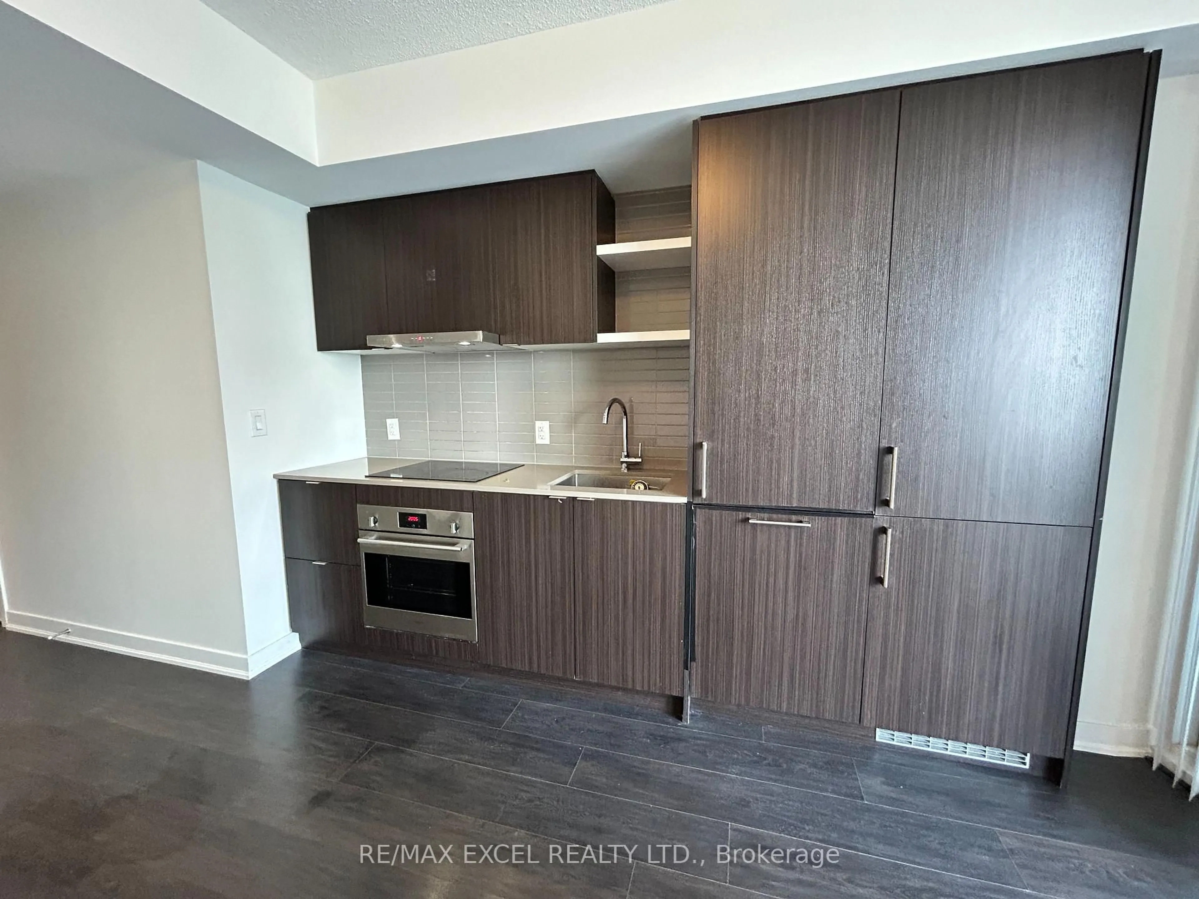 Standard kitchen, wood/laminate floor for 100 Harbour St #2008, Toronto Ontario M5J 0B5