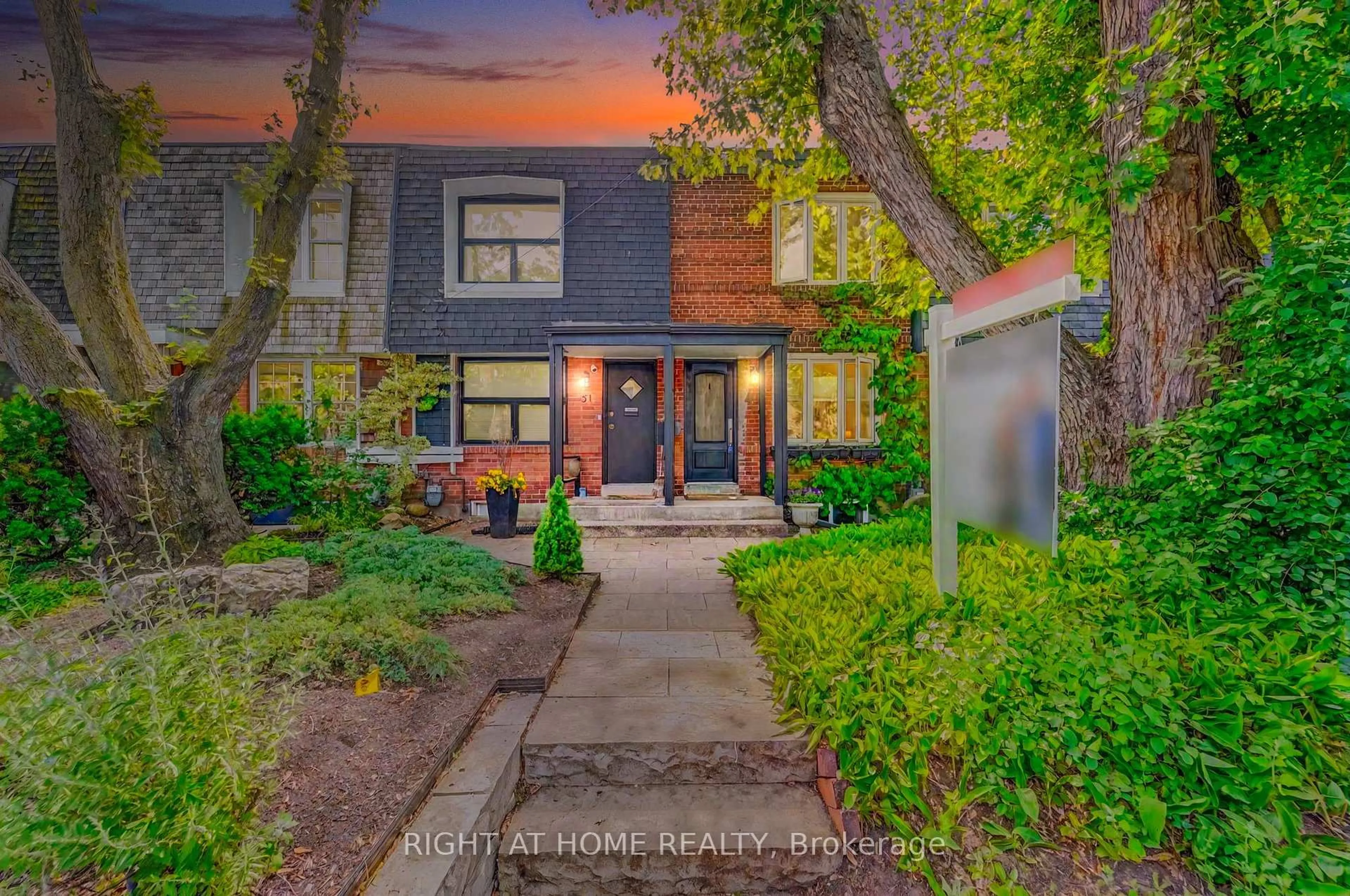 A pic from outside/outdoor area/front of a property/back of a property/a pic from drone, street for 49 Summerhill Gdns, Toronto Ontario M4T 1B3