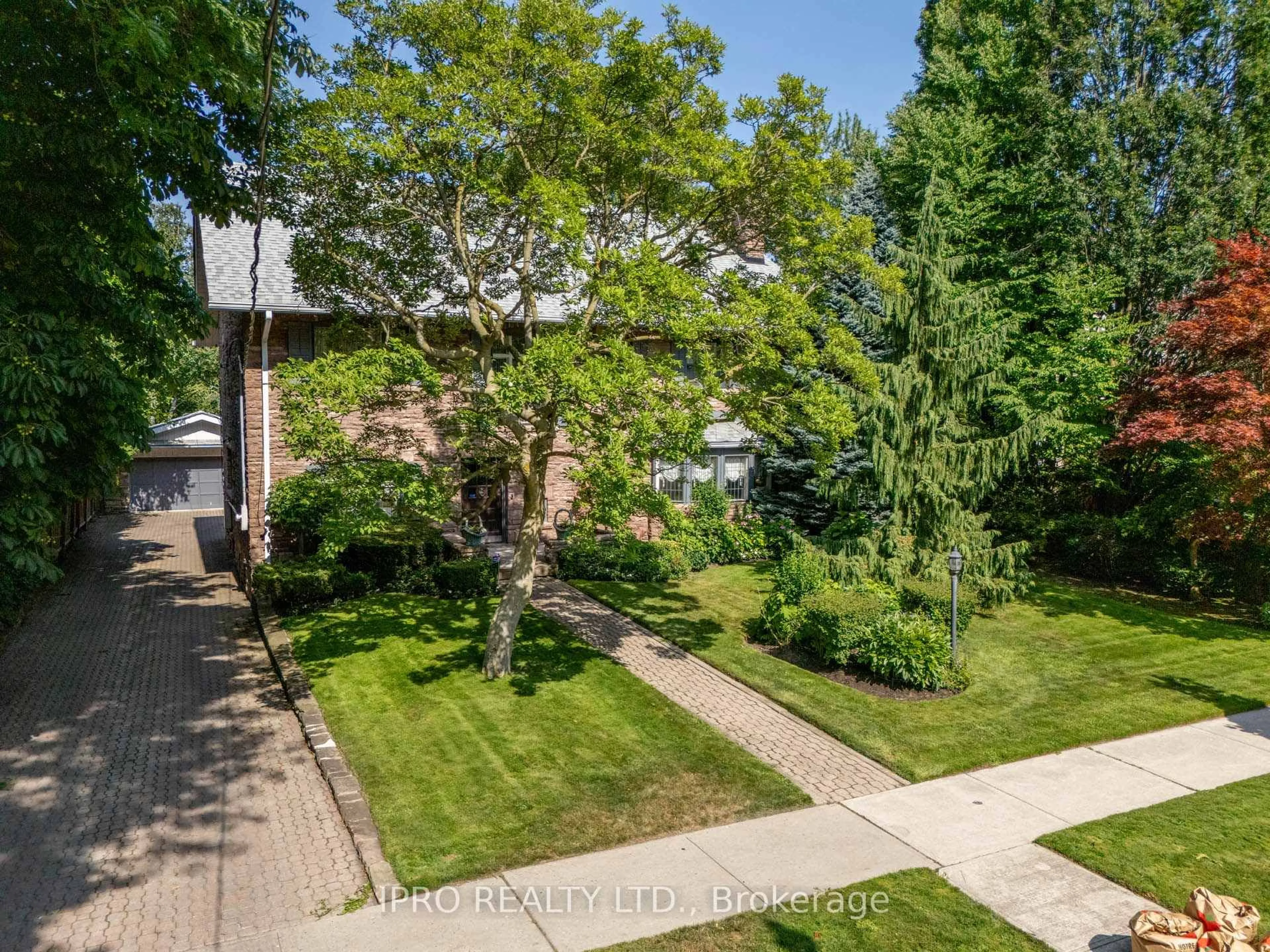 A pic from outside/outdoor area/front of a property/back of a property/a pic from drone, street for 287 Russell Hill Rd, Toronto Ontario M4V 2T5