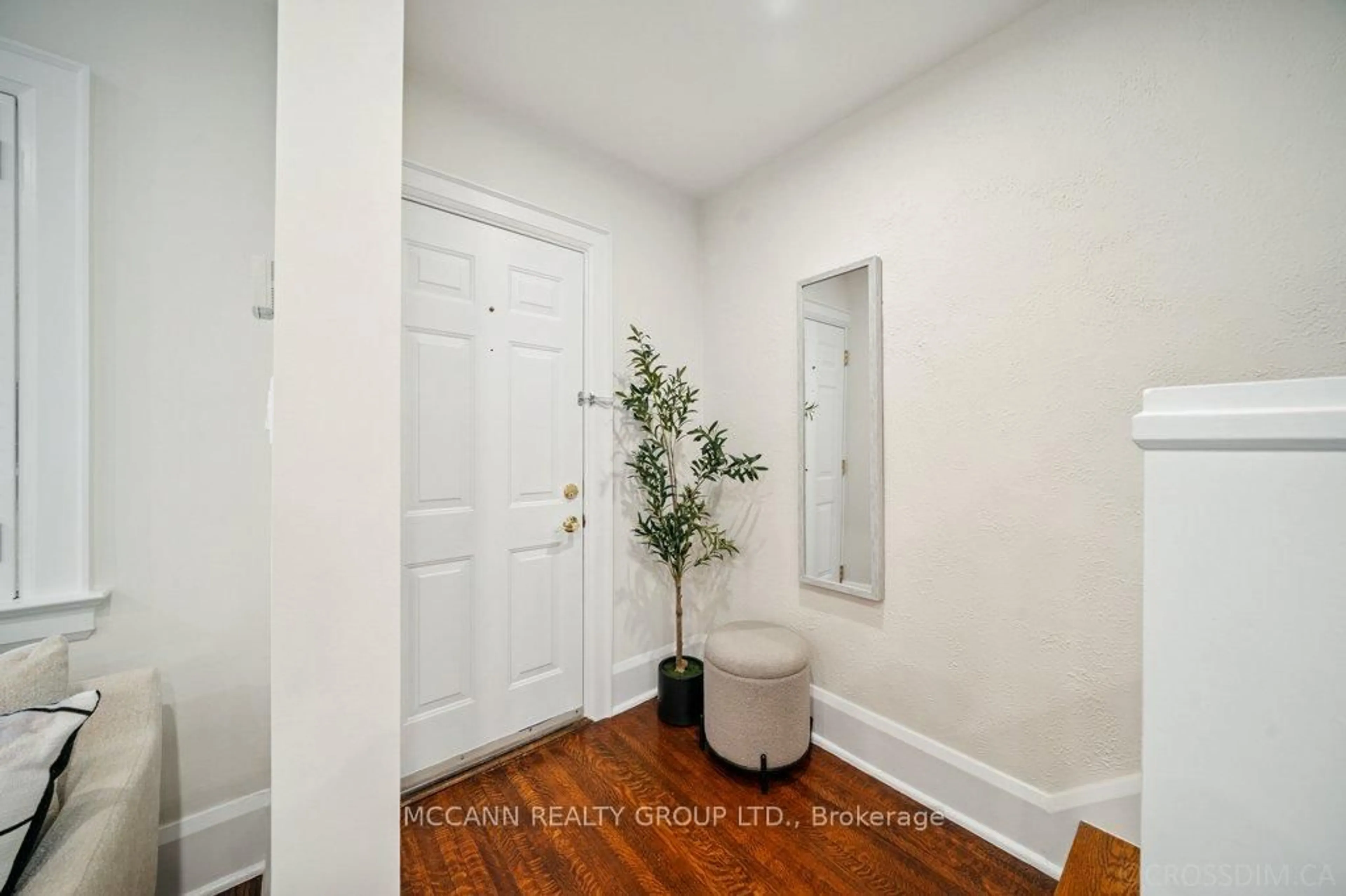 Indoor entryway for 22 Jedburgh Rd, Toronto Ontario M5M 3J6