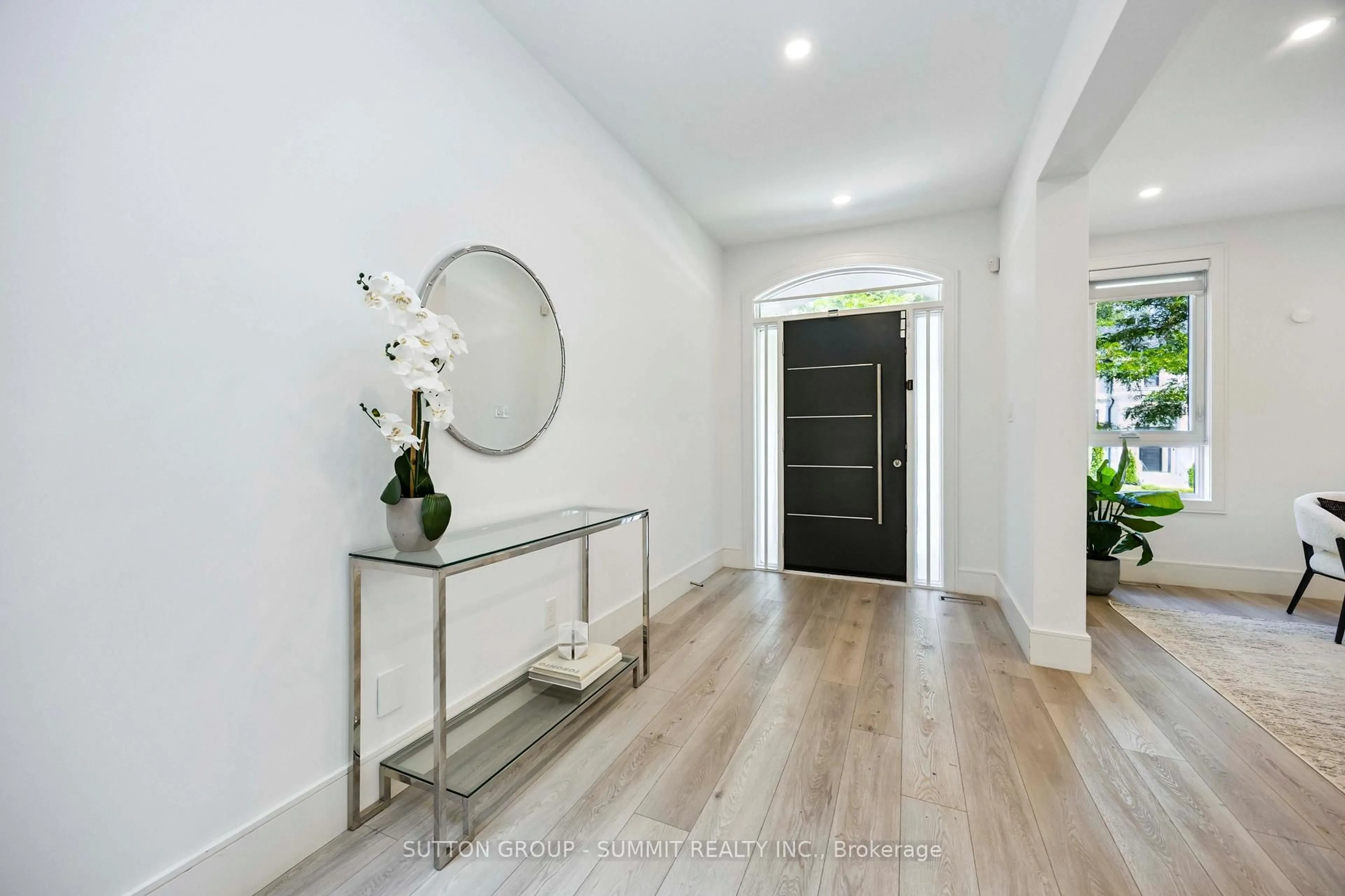 Indoor entryway for 127 Munro Blvd, Toronto Ontario M2P 1C7