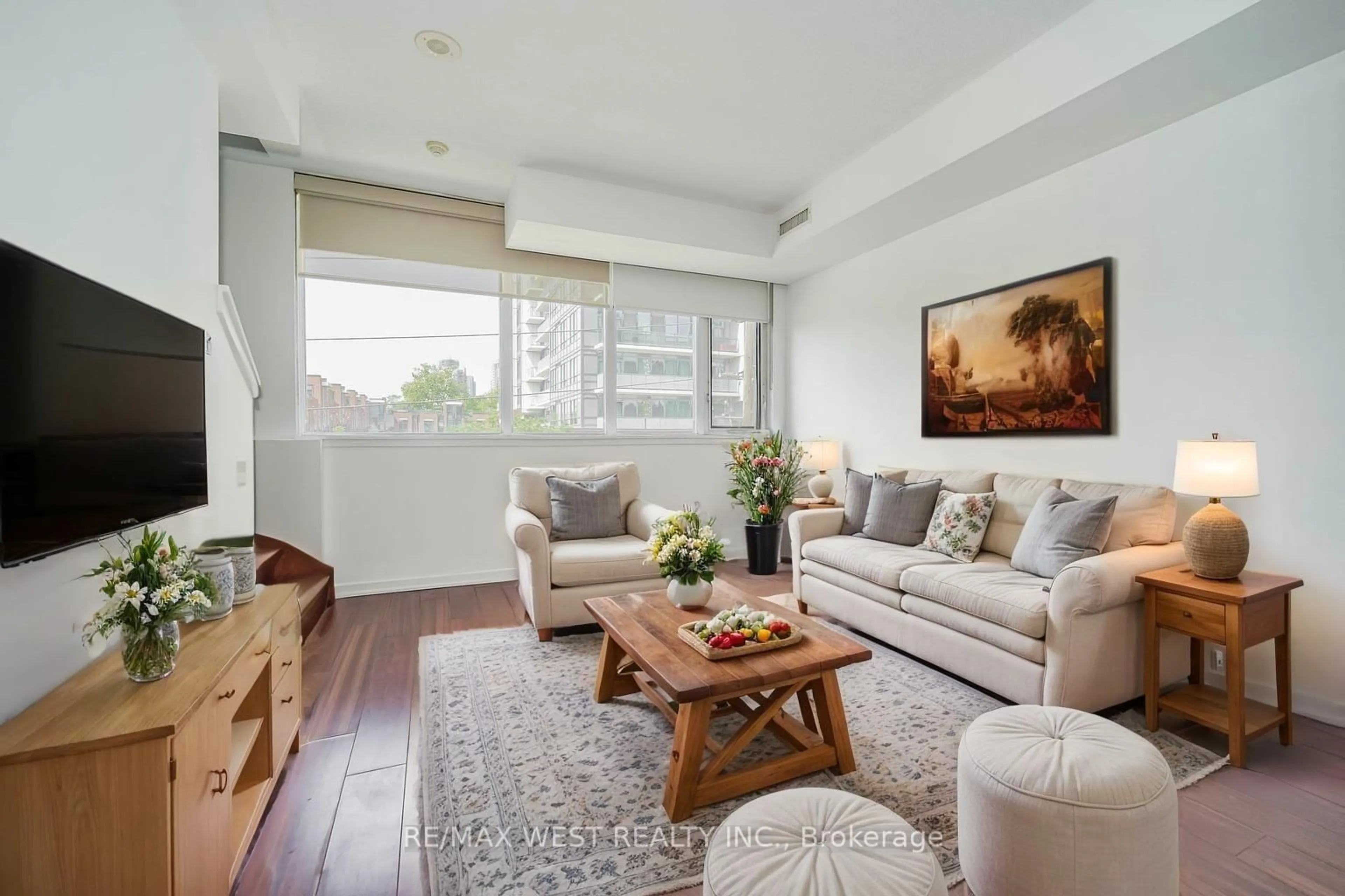 Living room with furniture, wood/laminate floor for 30 Canterbury Pl #507, Toronto Ontario M2N 0B9