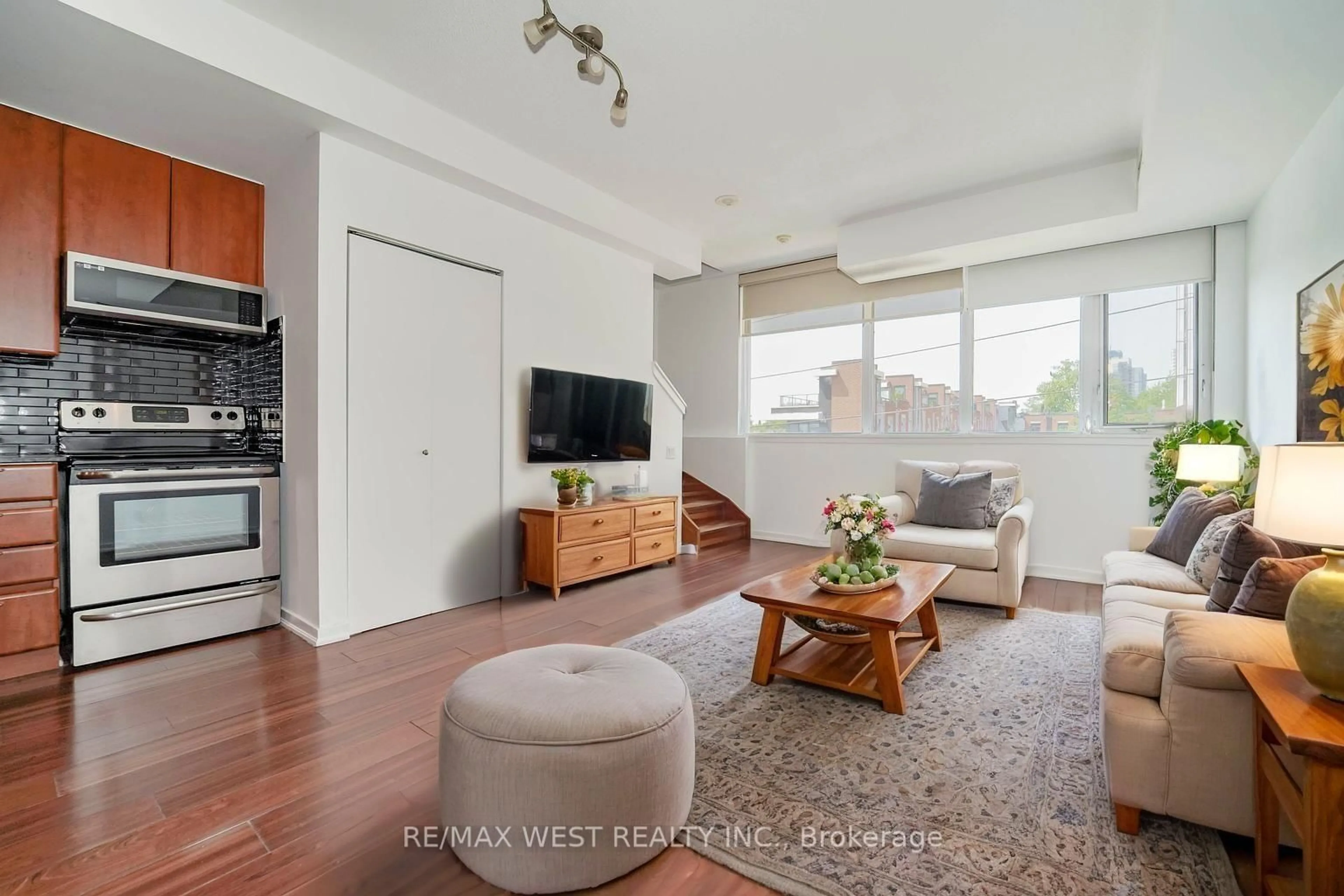 Living room with furniture, wood/laminate floor for 30 Canterbury Pl #507, Toronto Ontario M2N 0B9