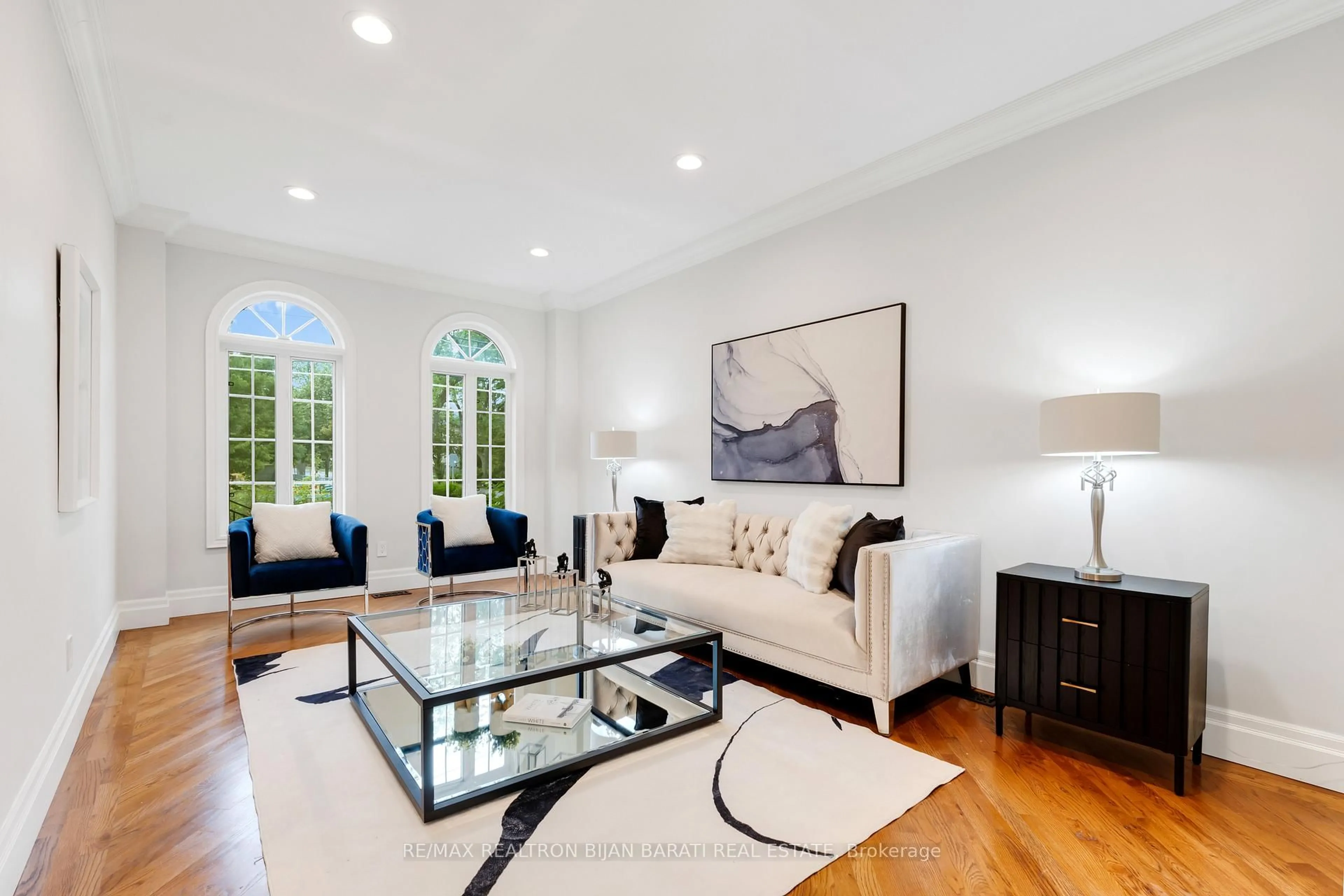 Living room with furniture, unknown for 371 Hollywood Ave, Toronto Ontario M2N 3L3