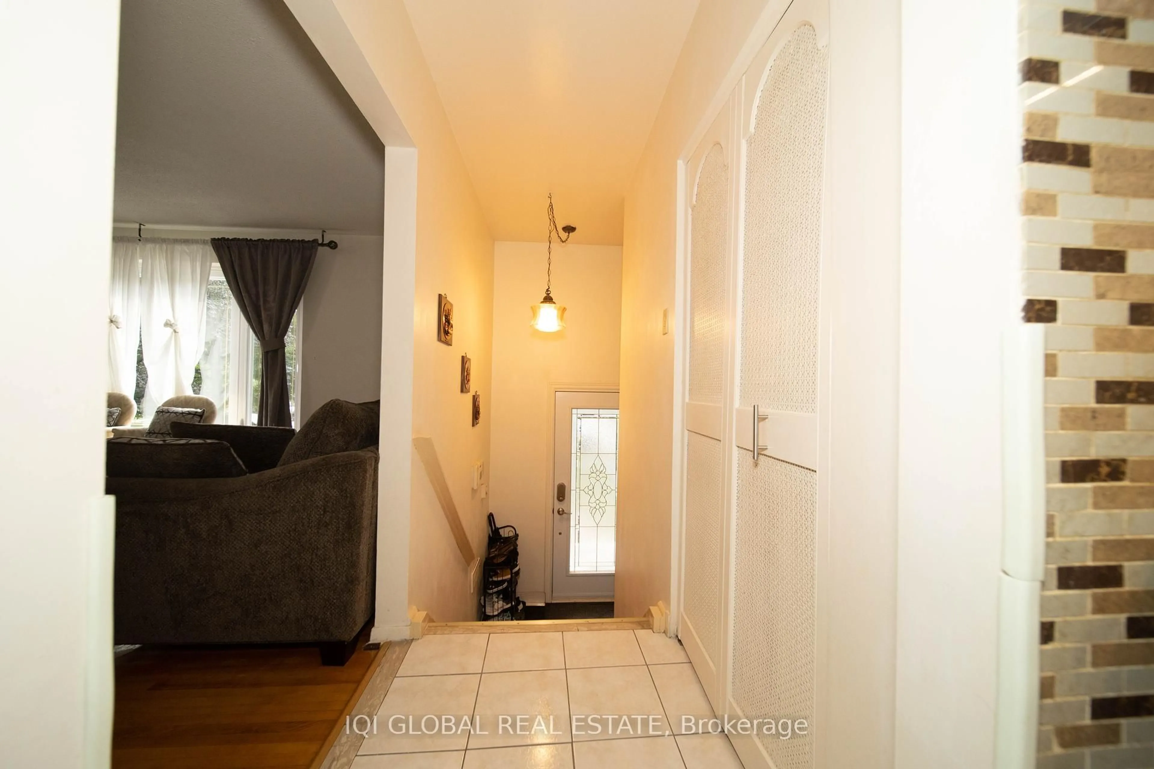 Indoor entryway for 31 REGATTA CRES Cres, Toronto Ontario M2R 2X7