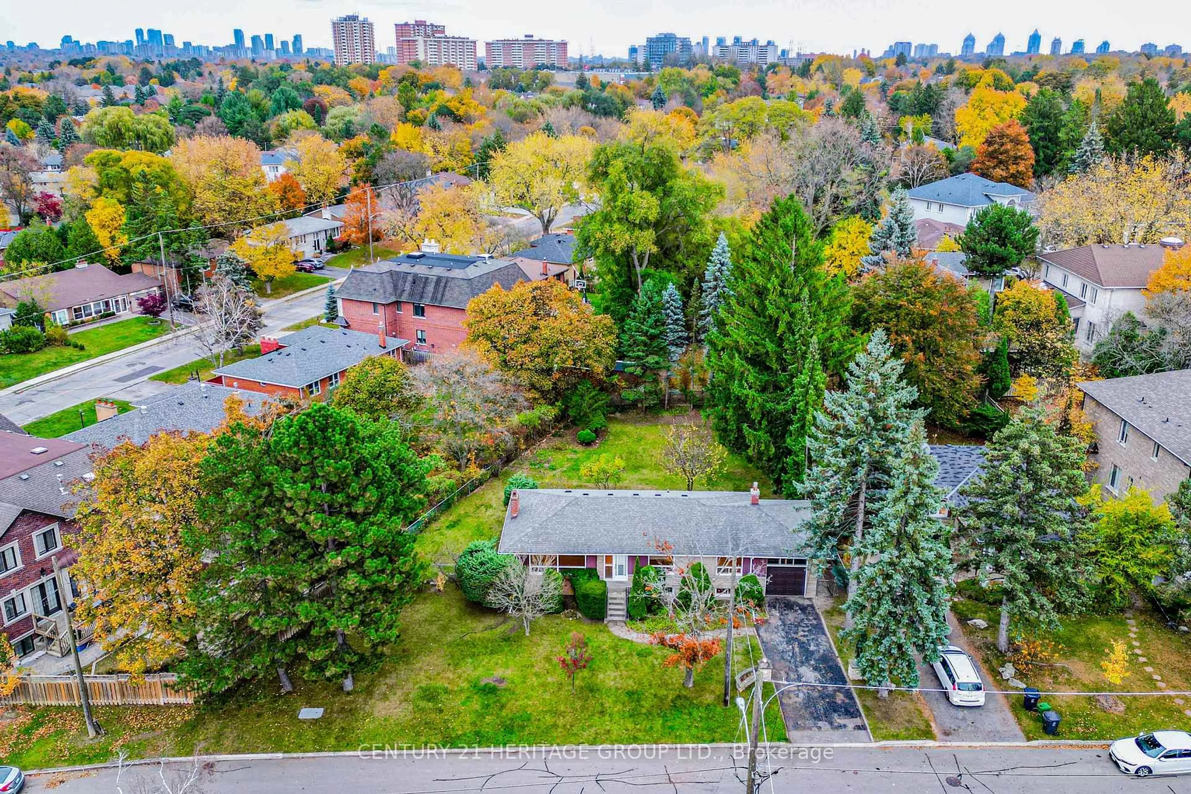 A pic from outside/outdoor area/front of a property/back of a property/a pic from drone, city buildings view from balcony for 35 Caswell Dr, Toronto Ontario M2M 3M2