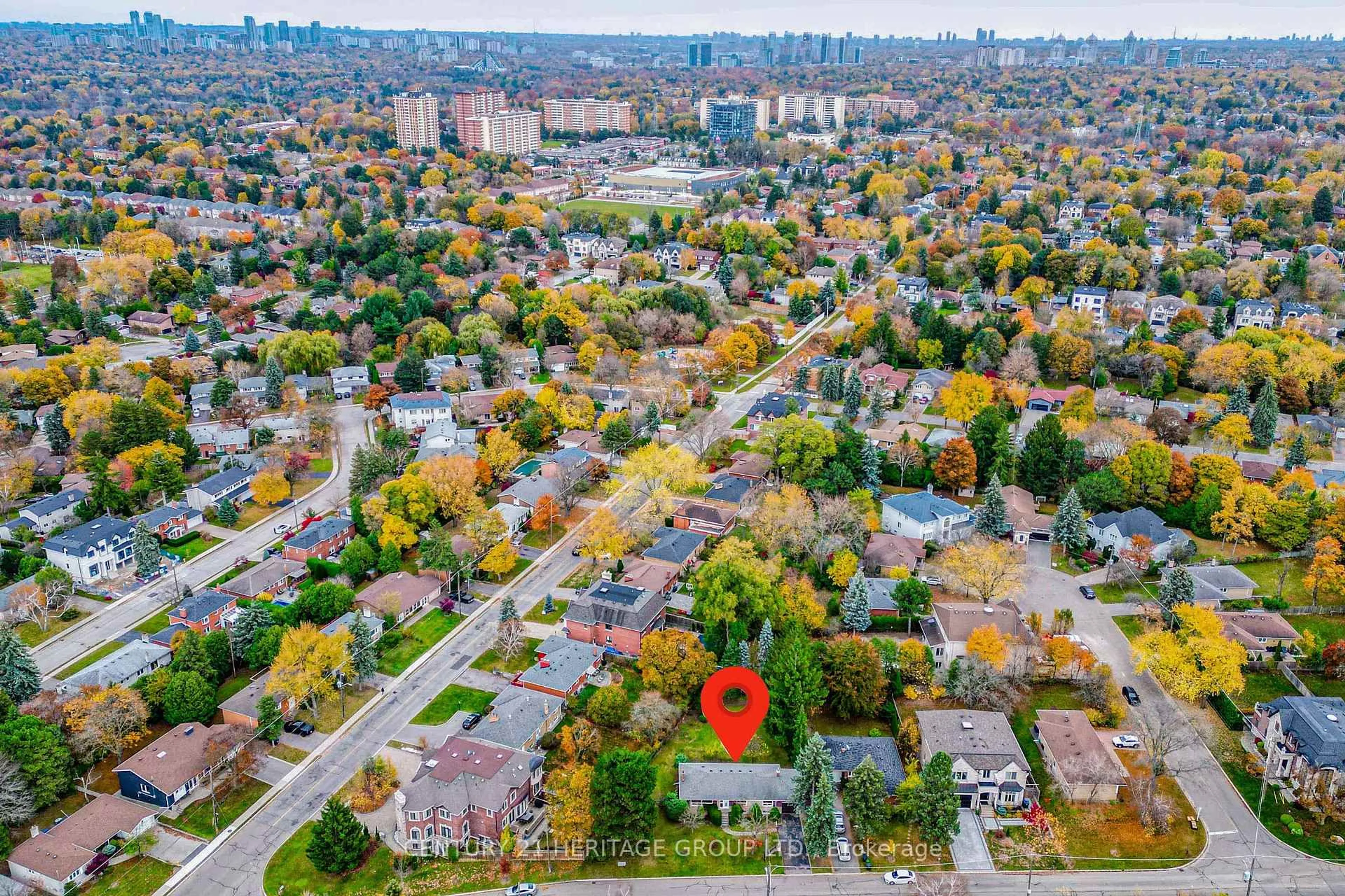 A pic from outside/outdoor area/front of a property/back of a property/a pic from drone, street for 35 Caswell Dr, Toronto Ontario M2M 3M2