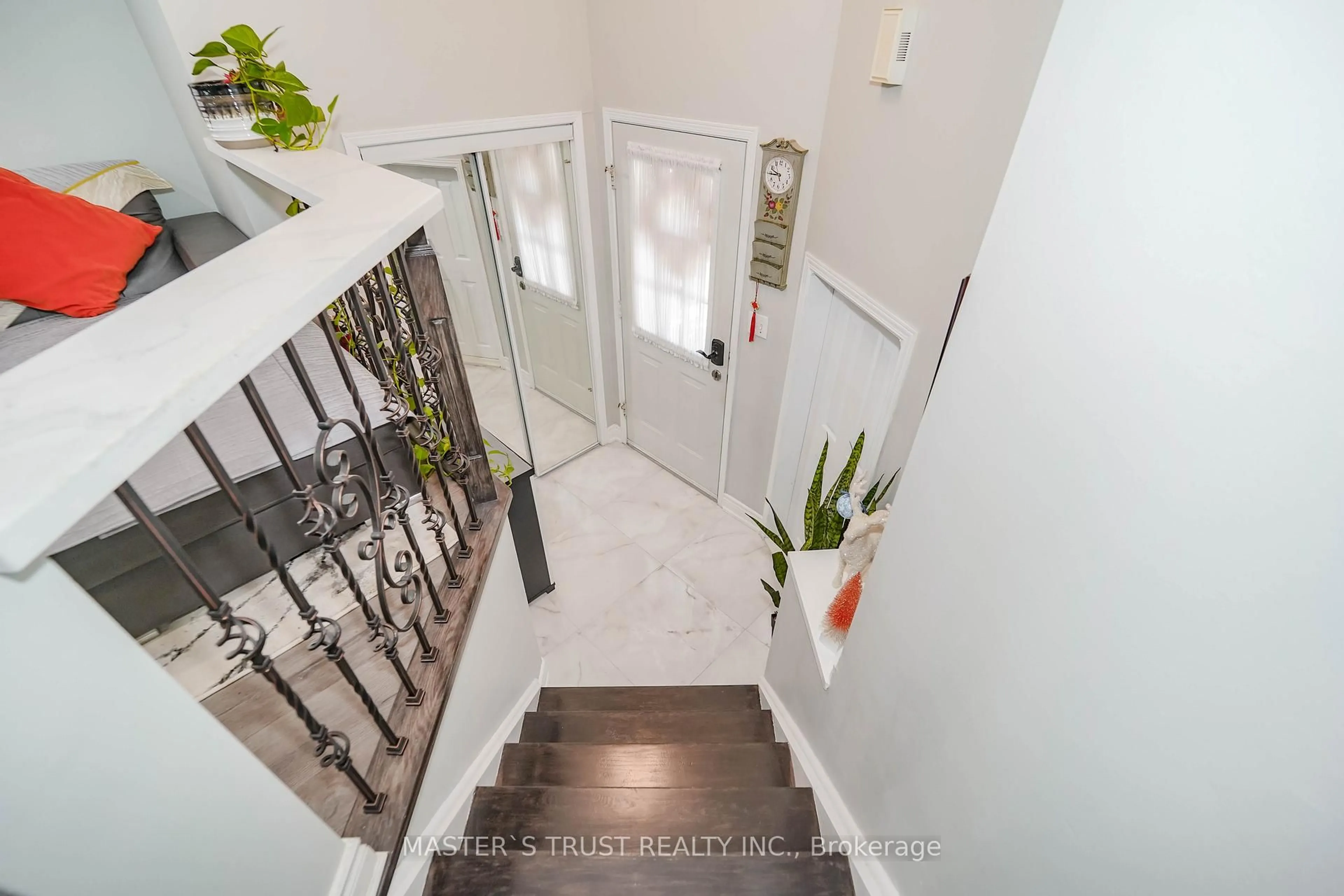Indoor foyer for 40 Rochefort Dr, Toronto Ontario M3C 3Z3