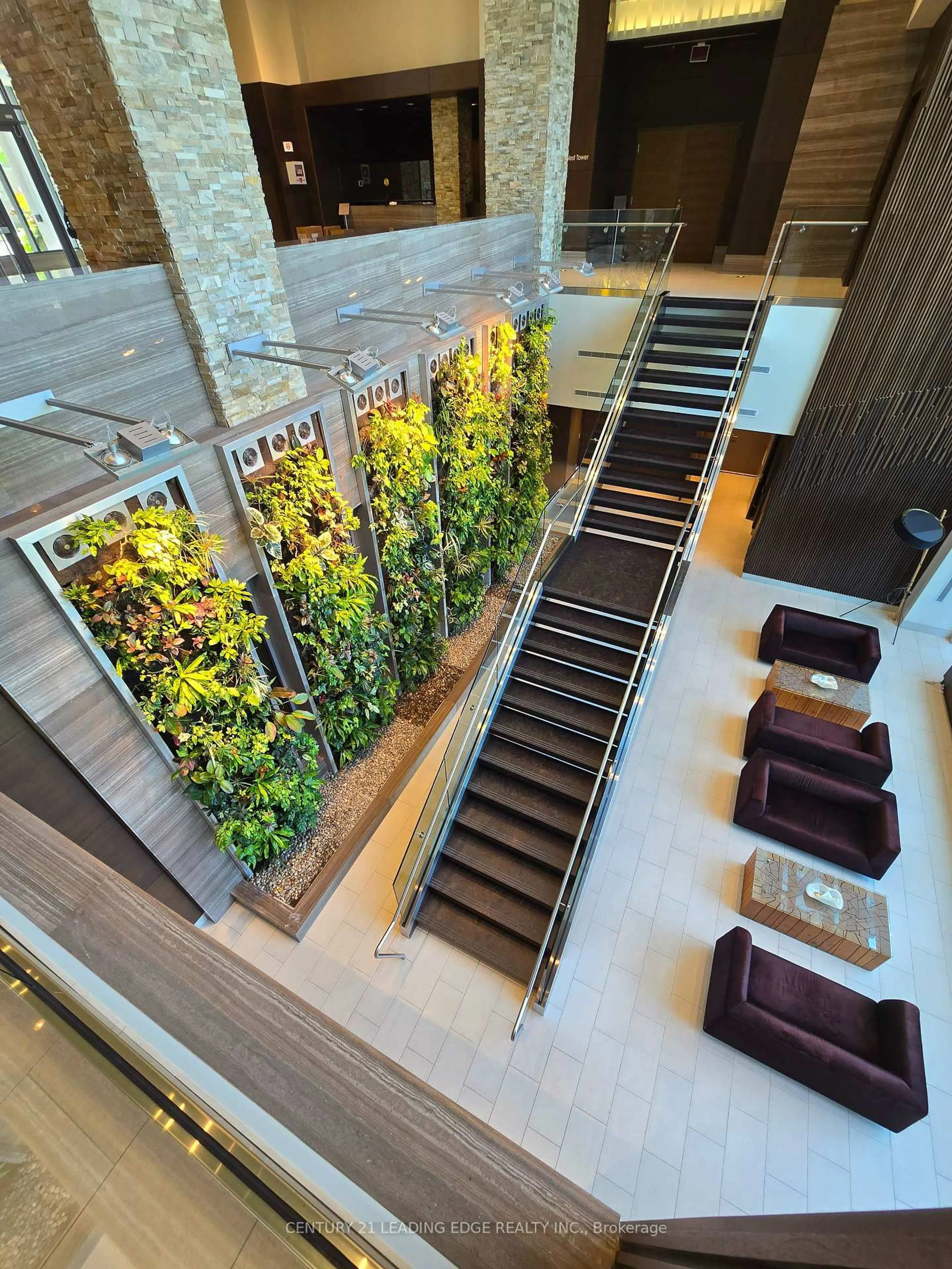 Indoor foyer for 35 Brian Peck Cres #914, Toronto Ontario M4G 0A5