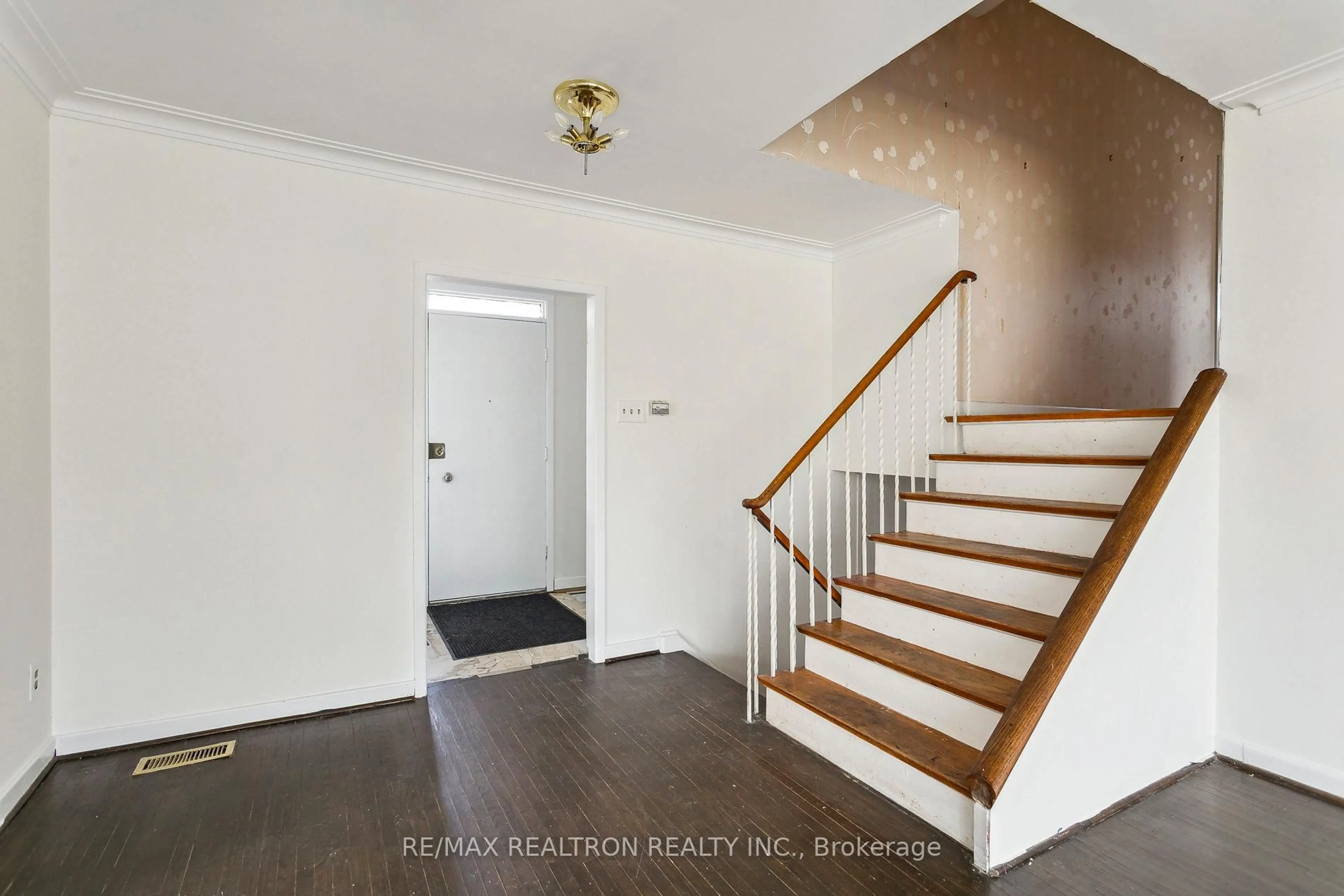 Indoor entryway for 330 Homewood Ave, Toronto Ontario M2R 2N8