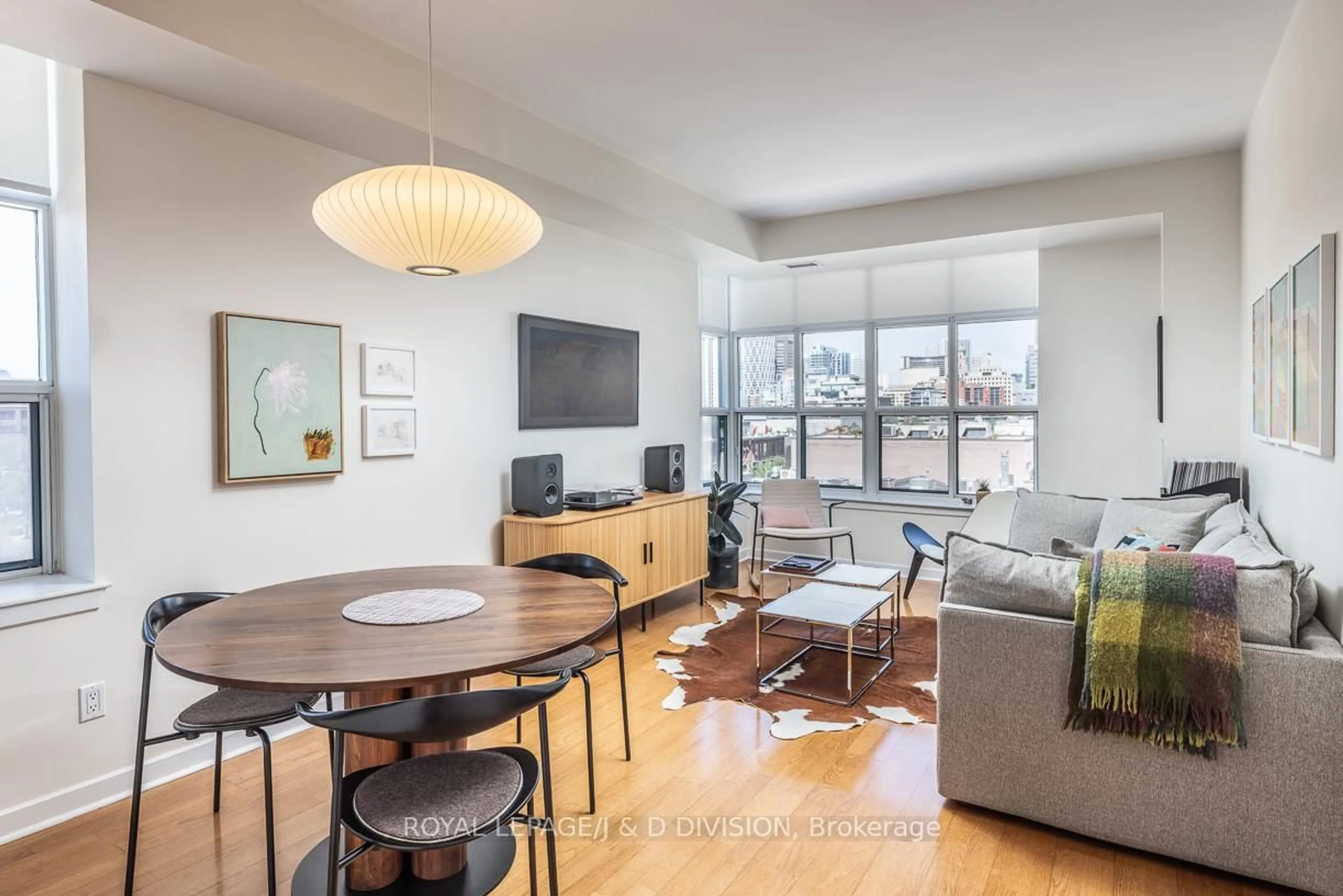Living room with furniture, wood/laminate floor for 438 Richmond St #610, Toronto Ontario M5V 3S6
