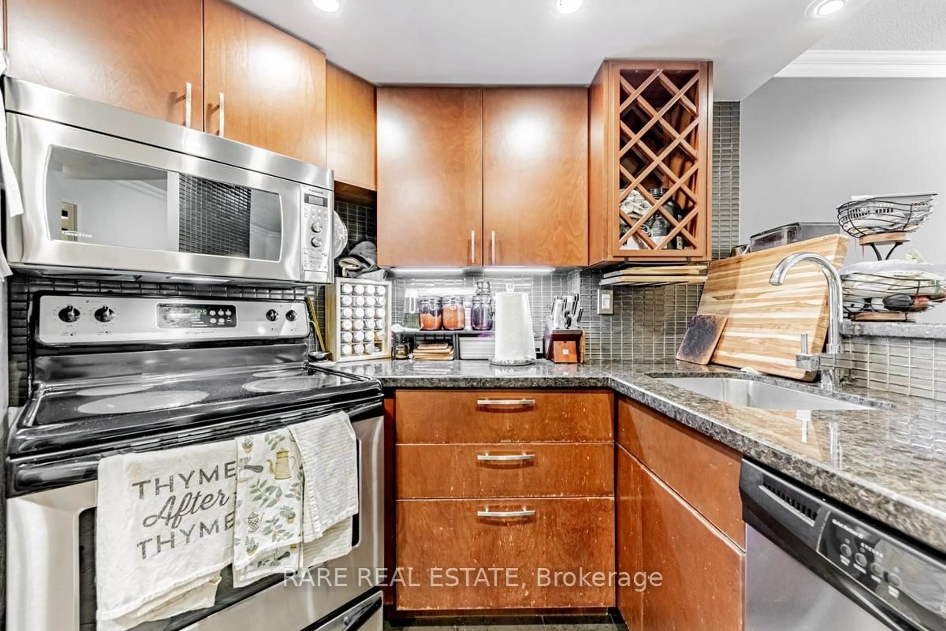 Standard kitchen, unknown for 1001 Bay St #310, Toronto Ontario M5S 3A6