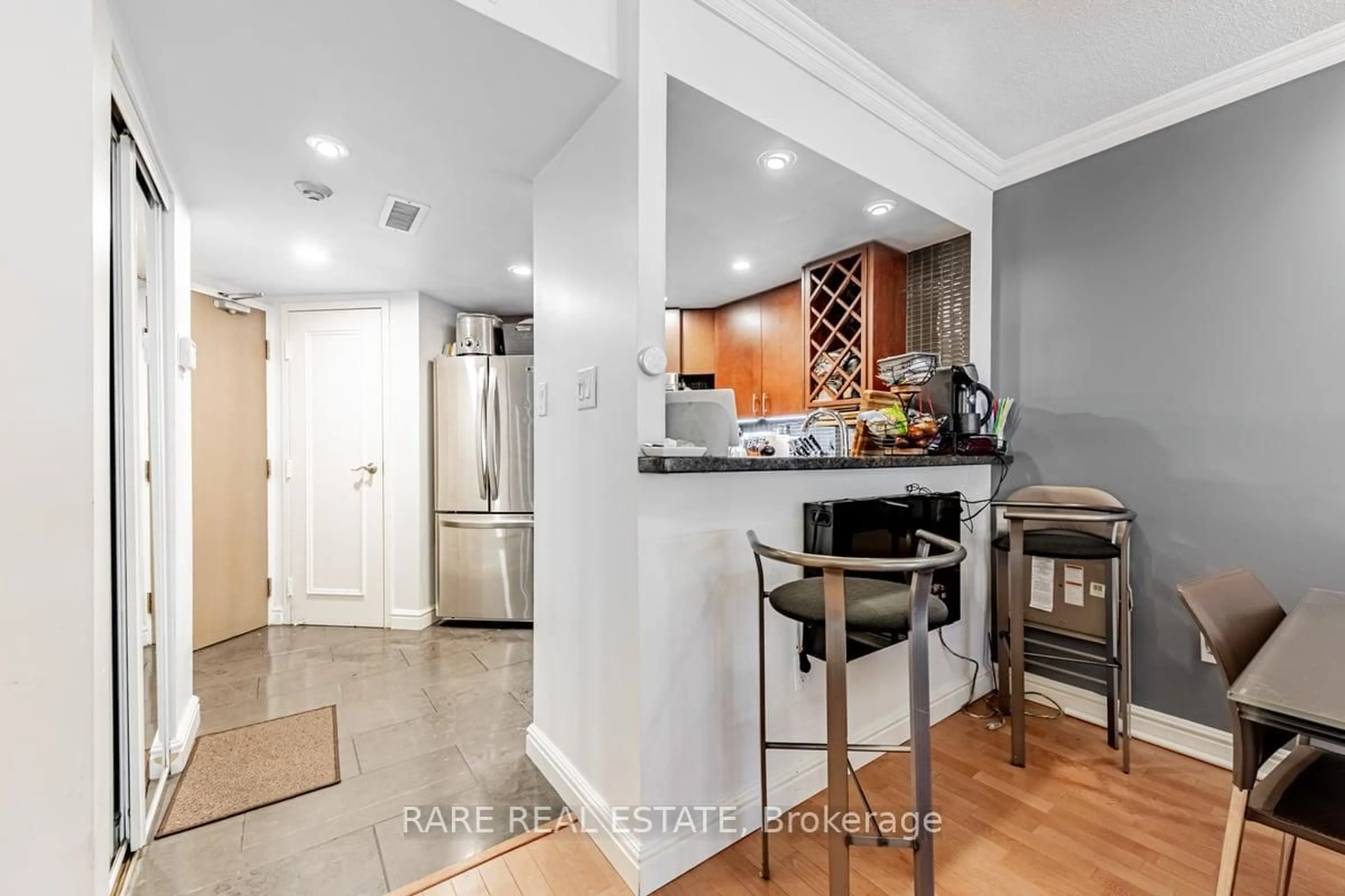 Open concept kitchen, ceramic/tile floor for 1001 Bay St #310, Toronto Ontario M5S 3A6