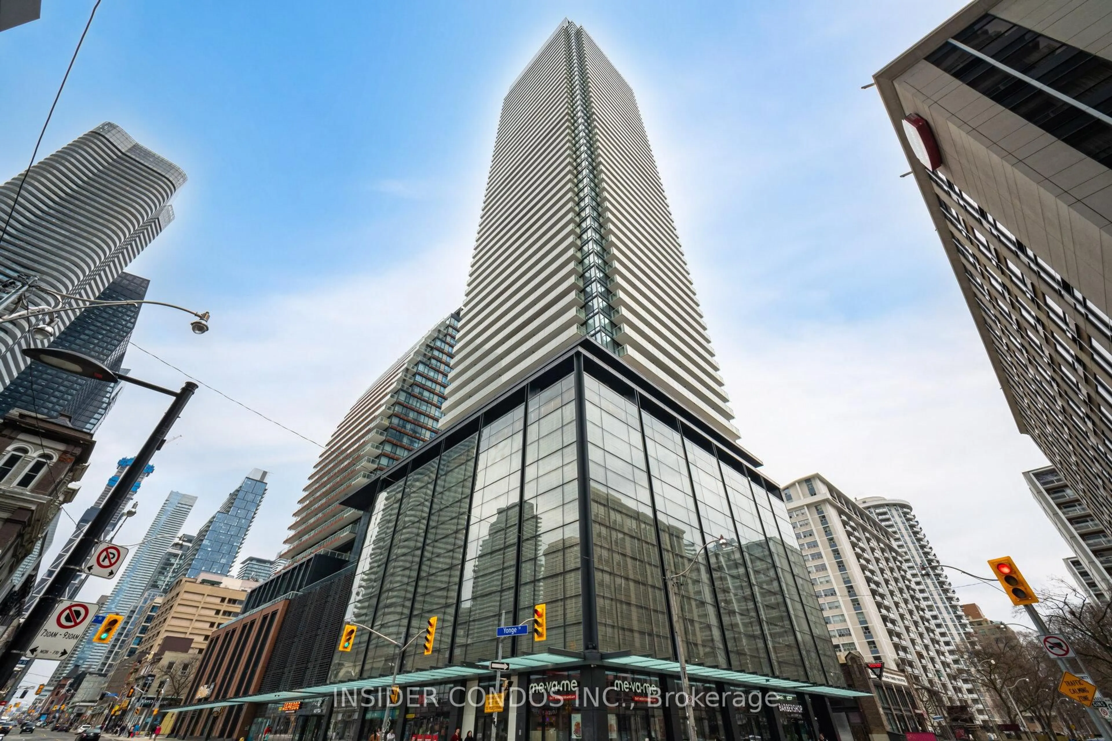 Indoor foyer for 501 Yonge St #5202, Toronto Ontario M4Y 0G8