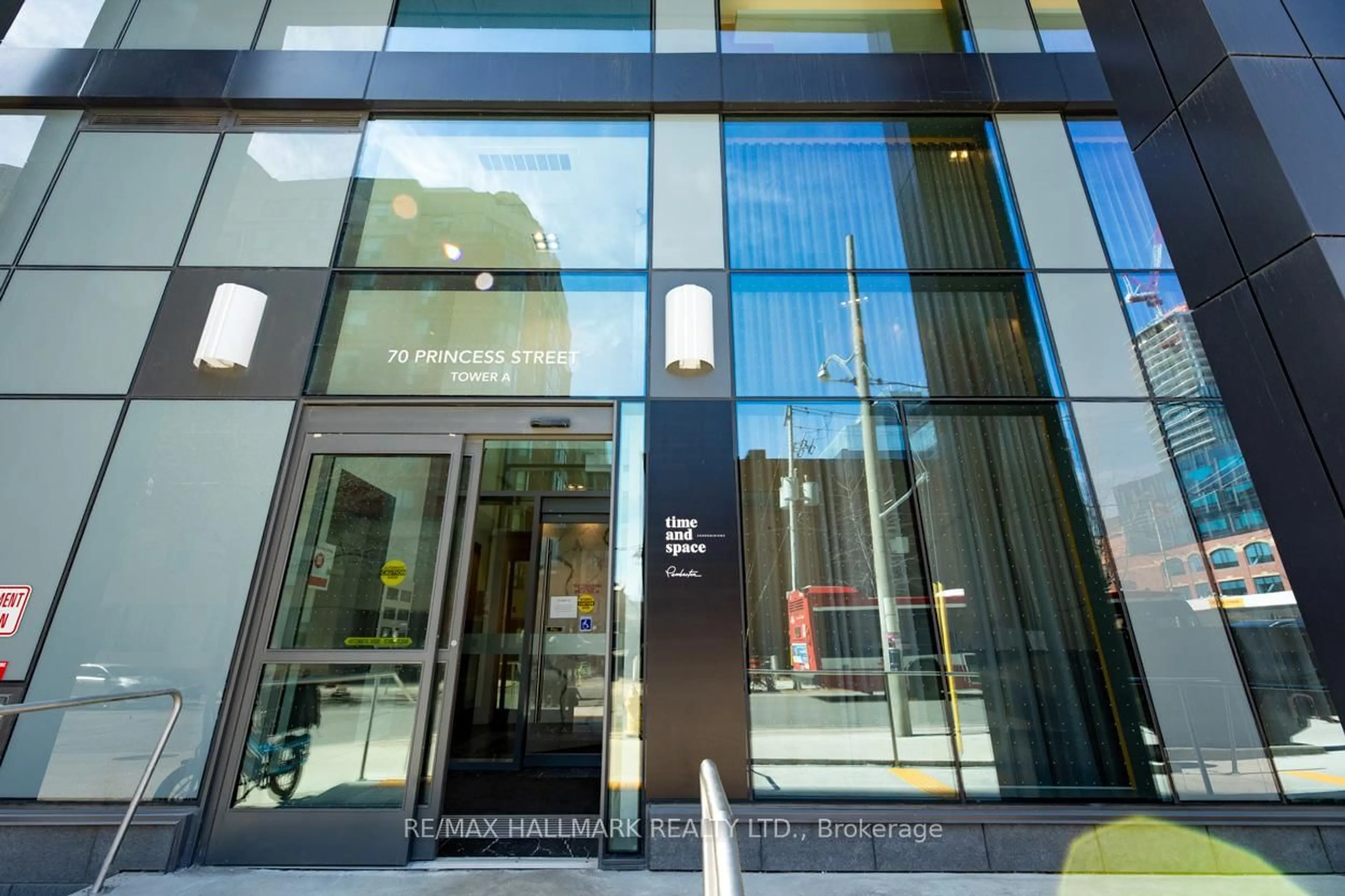 Indoor foyer for 70 Princess St #2408, Toronto Ontario M5A 0X6