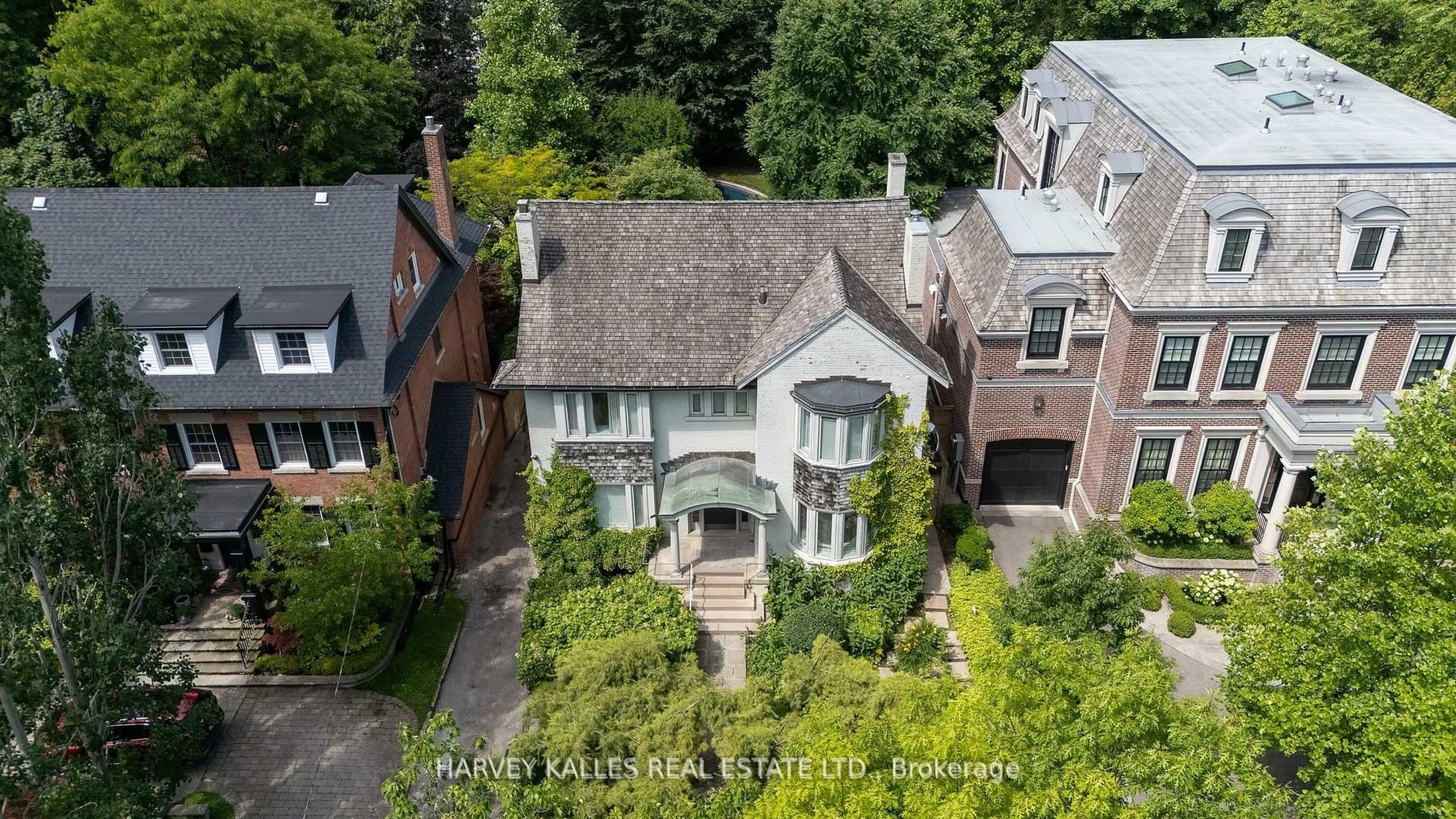 A pic from outside/outdoor area/front of a property/back of a property/a pic from drone, street for 38 Dunvegan Rd, Toronto Ontario M4V 2P6