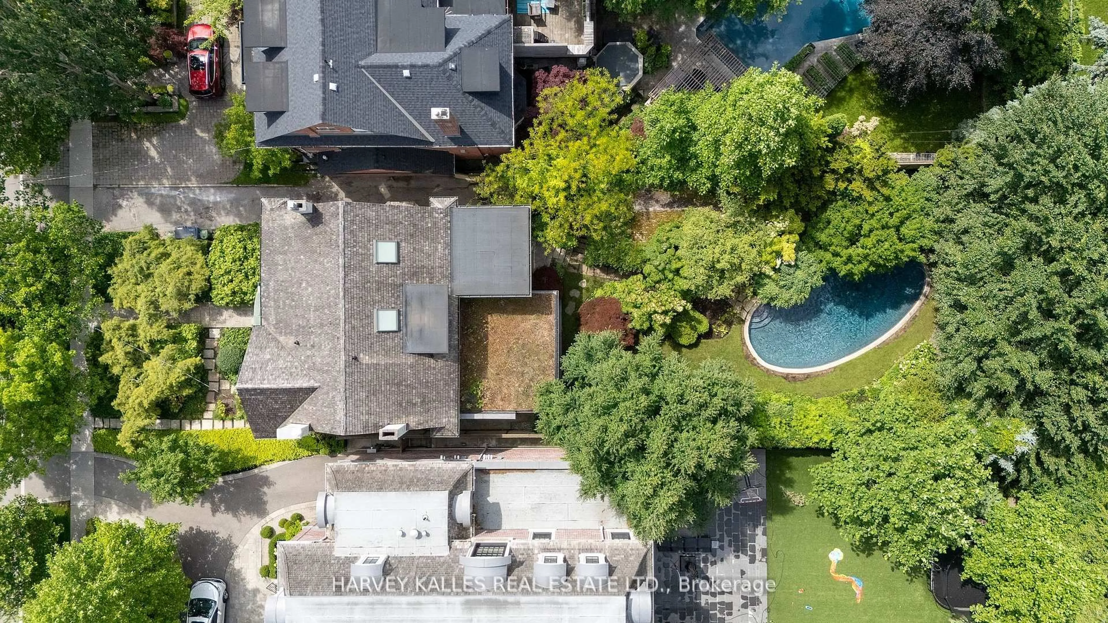 A pic from outside/outdoor area/front of a property/back of a property/a pic from drone, city buildings view from balcony for 38 Dunvegan Rd, Toronto Ontario M4V 2P6