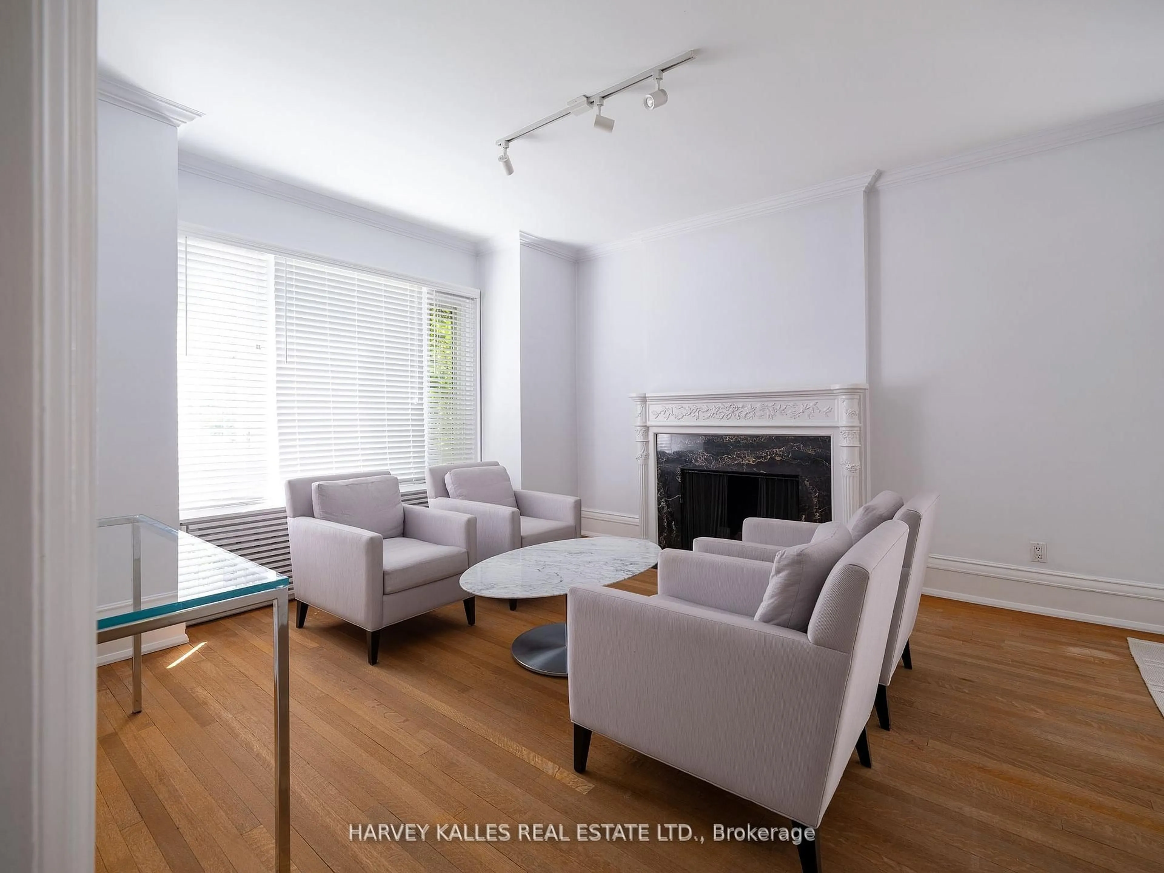 Living room with furniture, unknown for 38 Dunvegan Rd, Toronto Ontario M4V 2P6