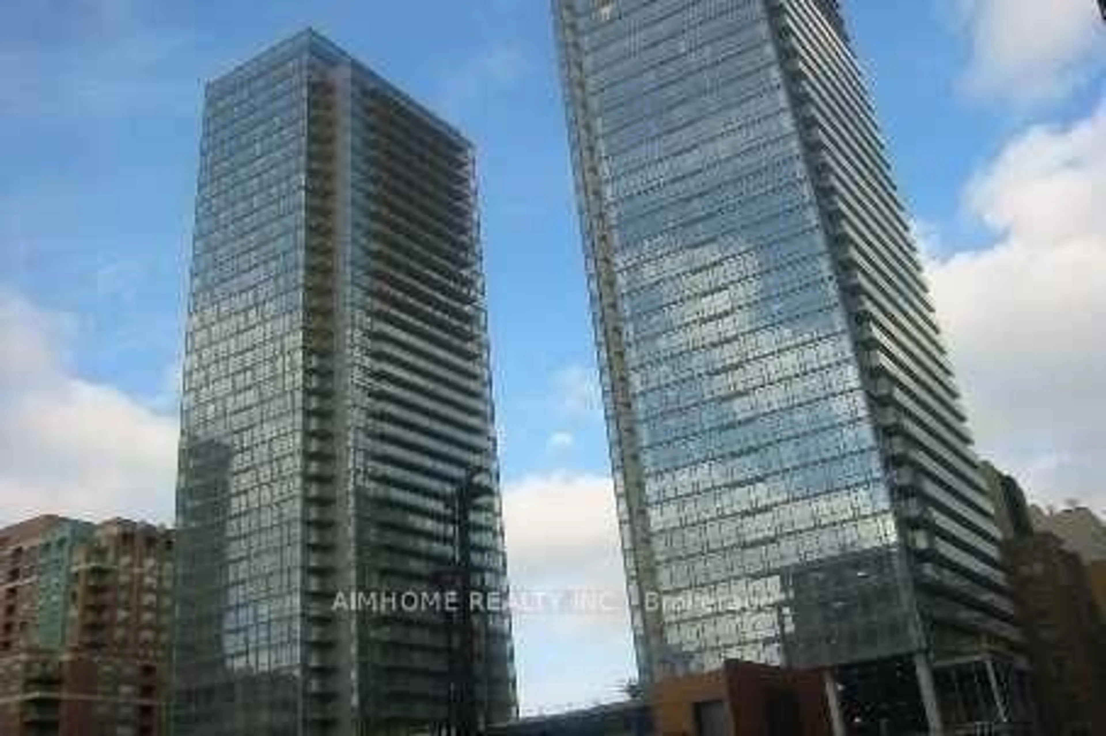 Blurry image for 38 Grenville St #905, Toronto Ontario M4Y 1A5
