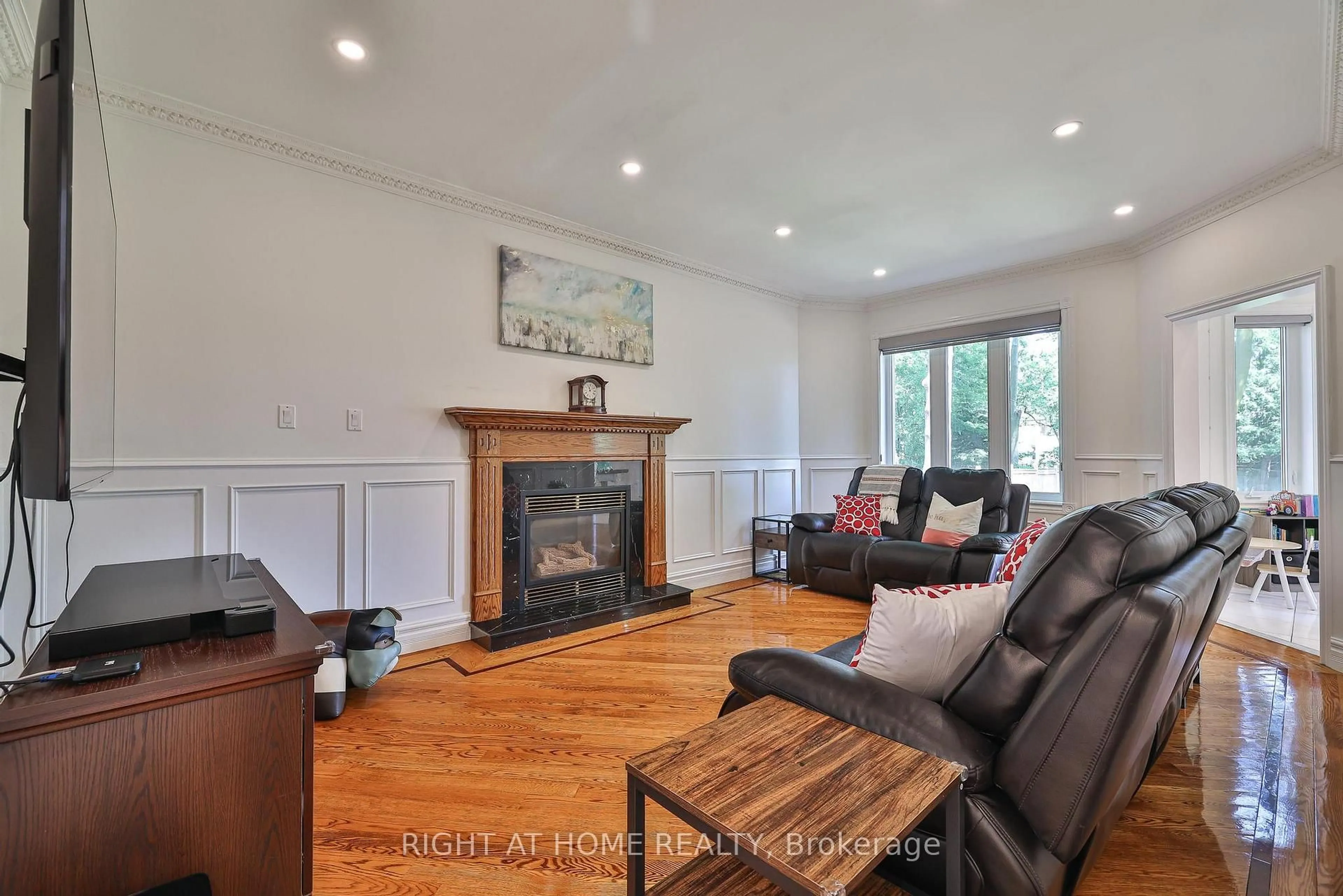 Living room with furniture, wood/laminate floor for 58 Yorkview Dr, Toronto Ontario M2R 1J8