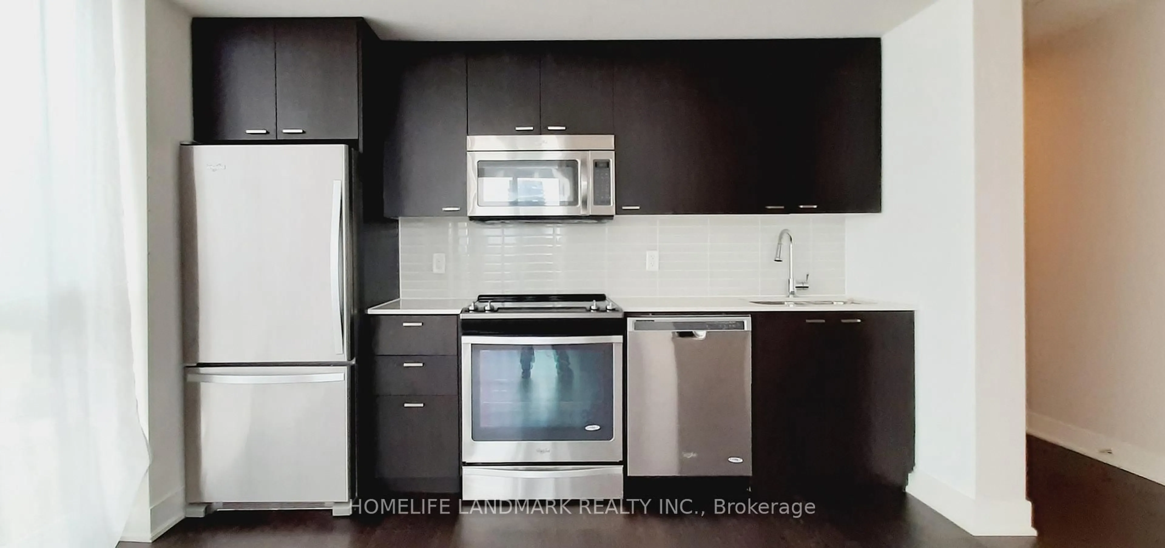 Standard kitchen, wood/laminate floor for 30 Roehampton Ave #2108, Toronto Ontario M4P 1R2