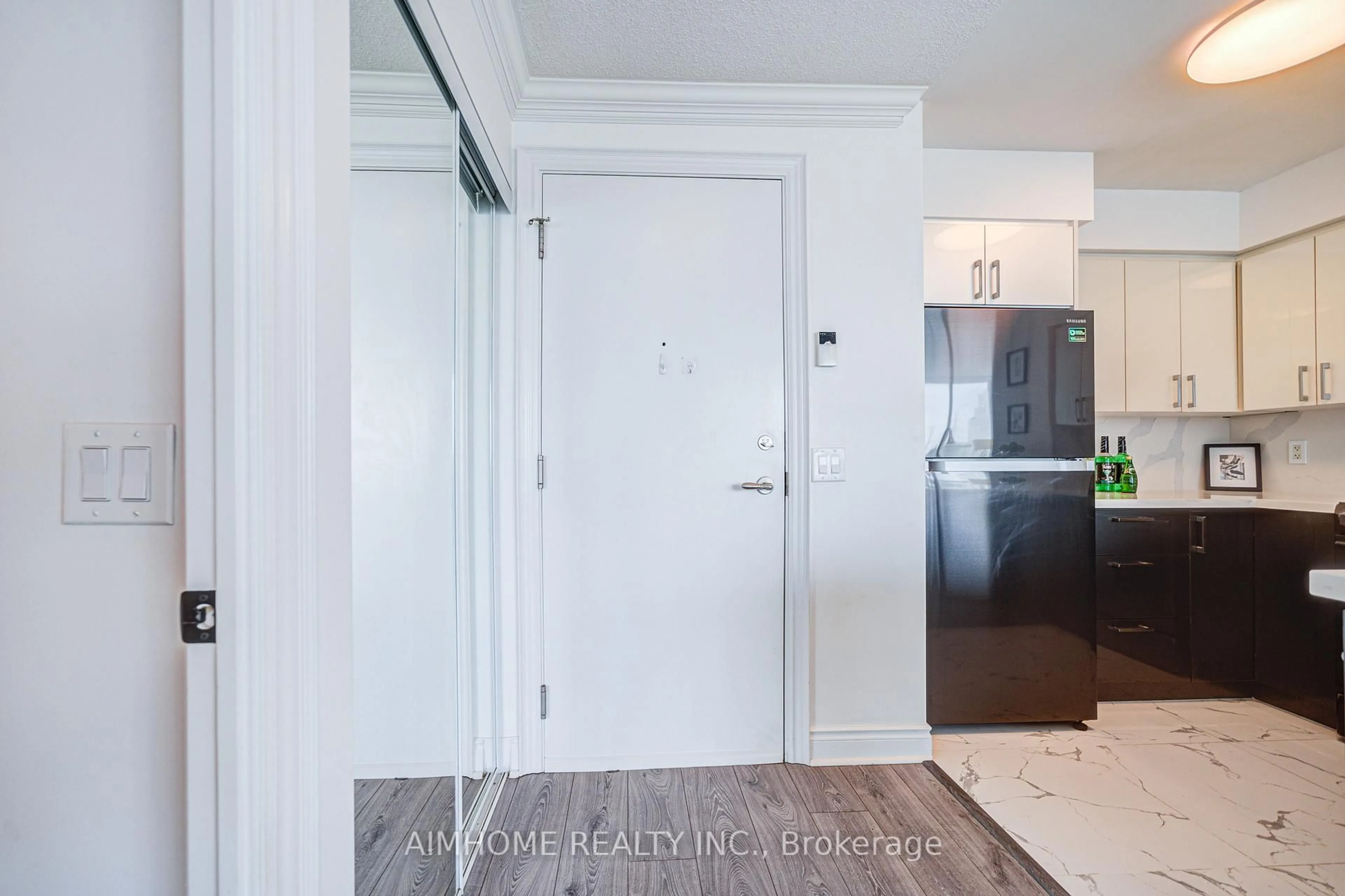 Indoor entryway for 25 Greenview Ave #720, Toronto Ontario M2M 1R2