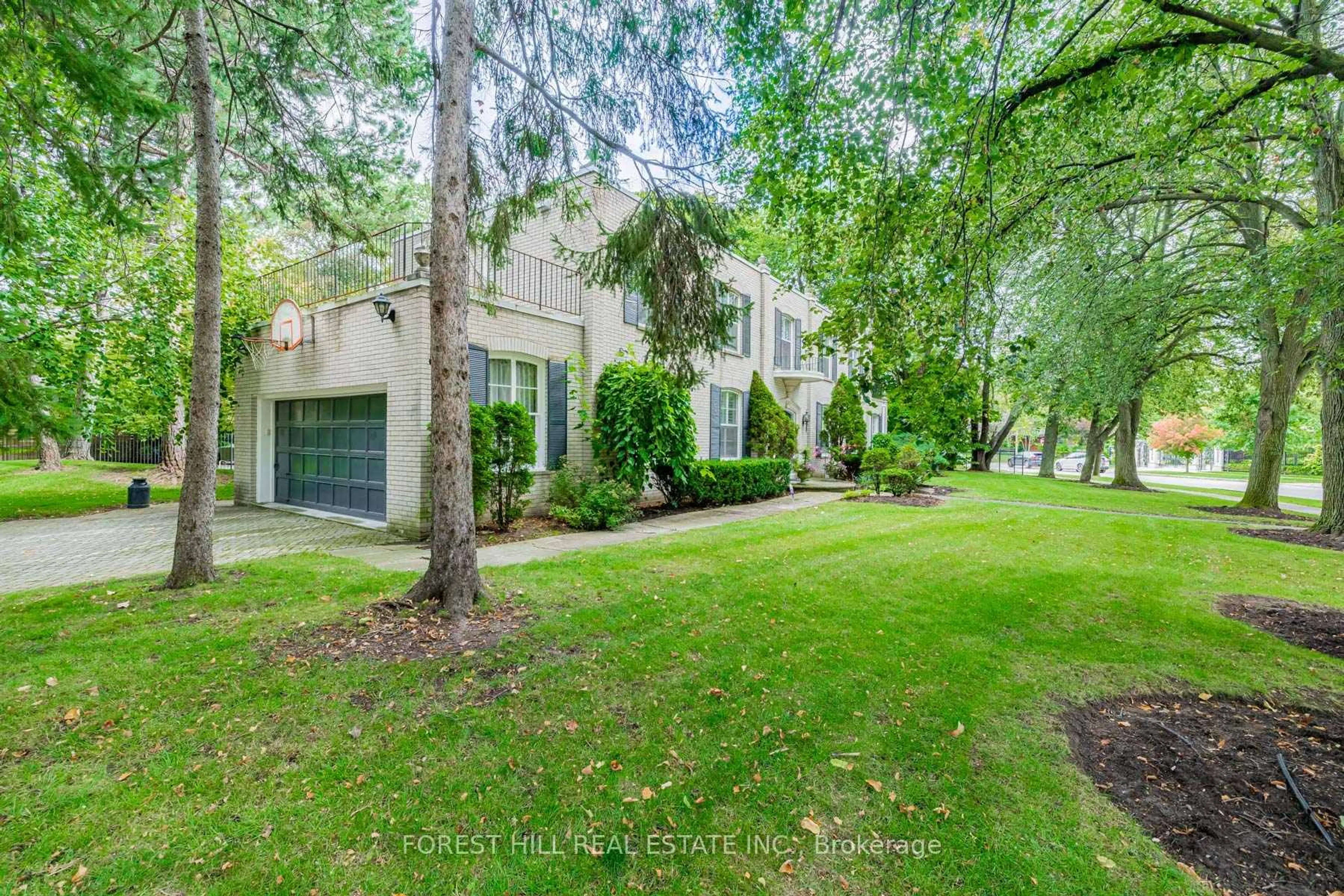 A pic from outside/outdoor area/front of a property/back of a property/a pic from drone, water/lake/river/ocean view for 31 Fifeshire Rd, Toronto Ontario M2L 2G4