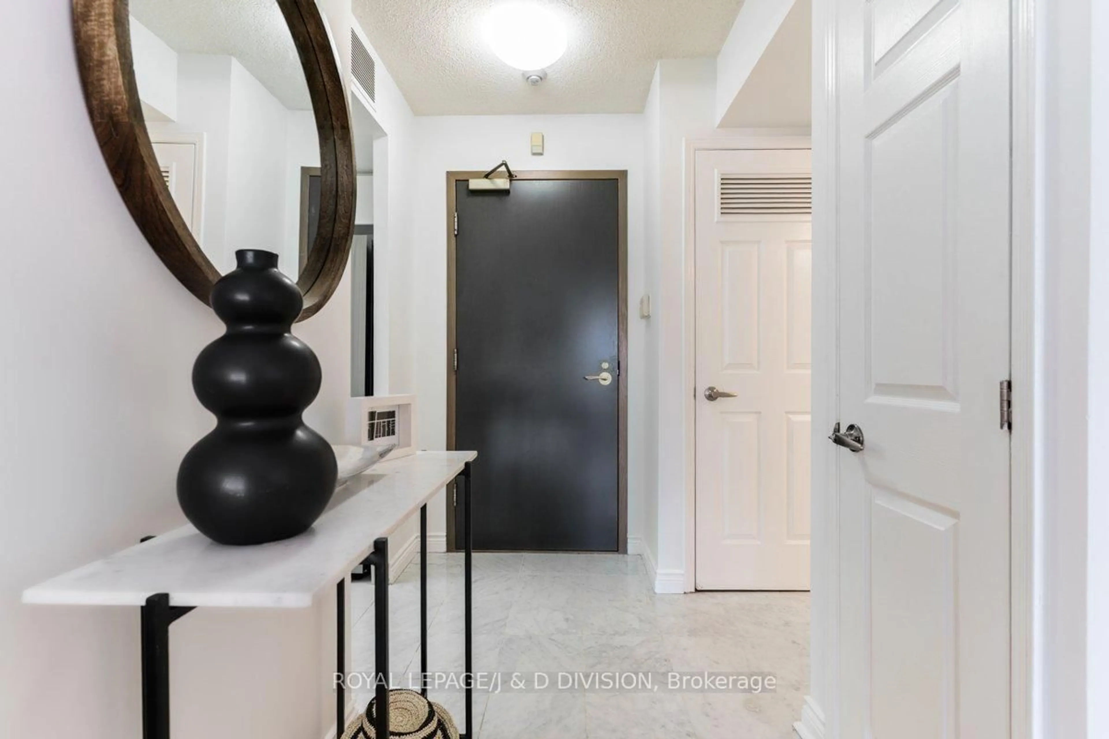 Indoor entryway for 7 Broadway Ave #507, Toronto Ontario M4P 3C5