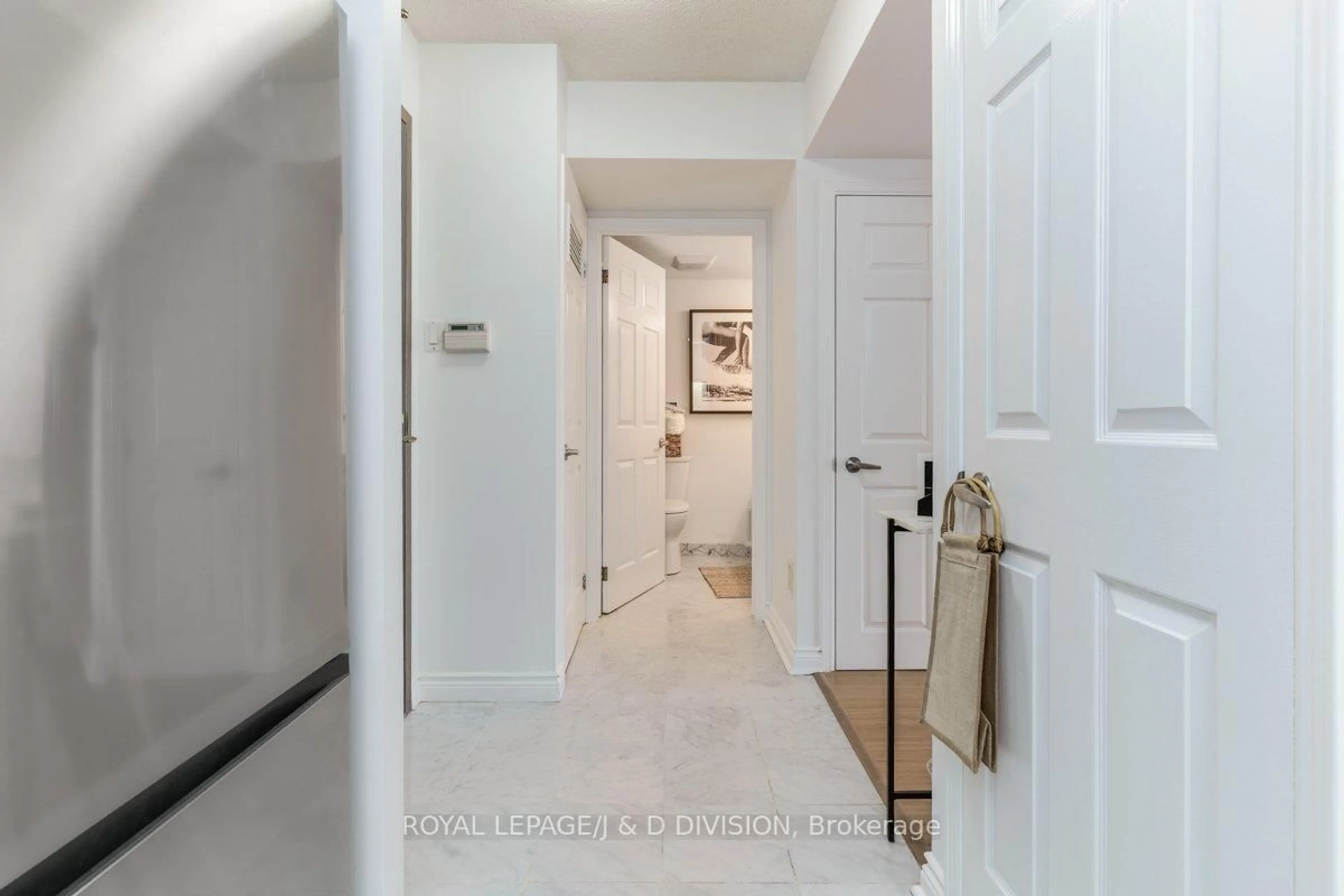 Indoor entryway for 7 Broadway Ave #507, Toronto Ontario M4P 3C5