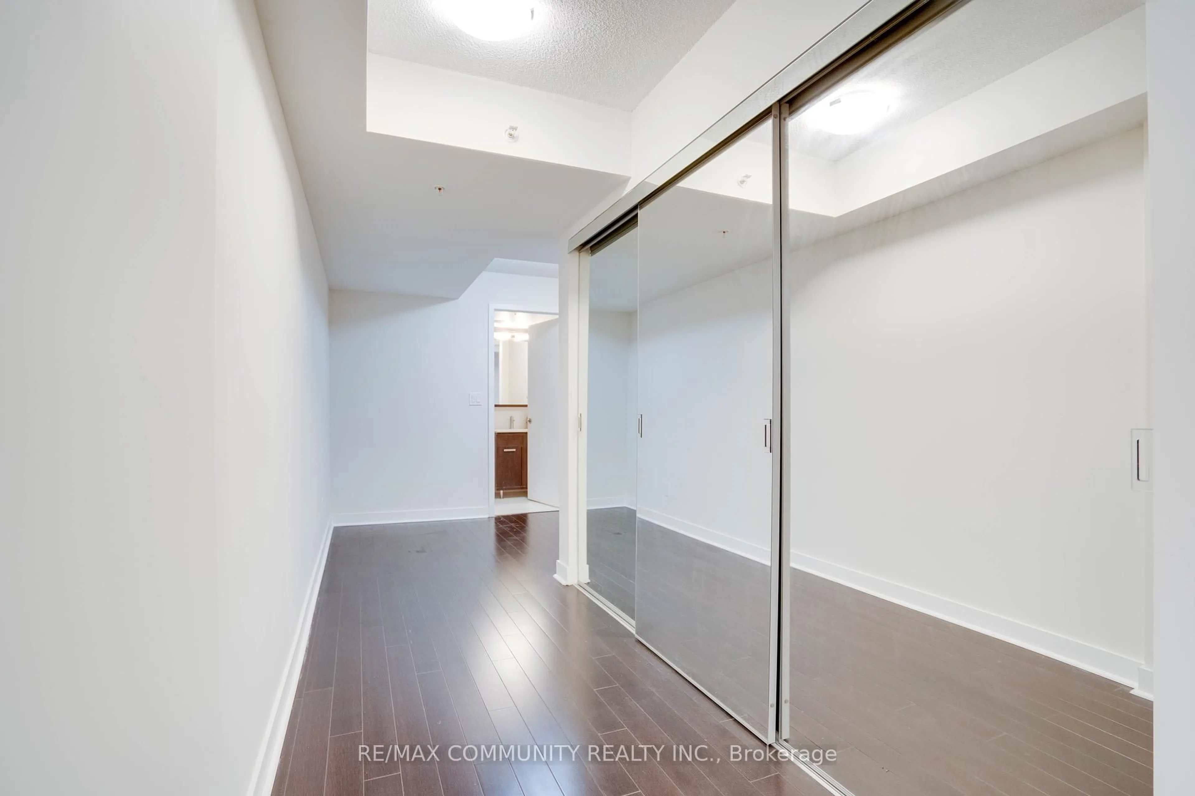 Unknown for 295 Adelaide St #824, Toronto Ontario M5V 1P7