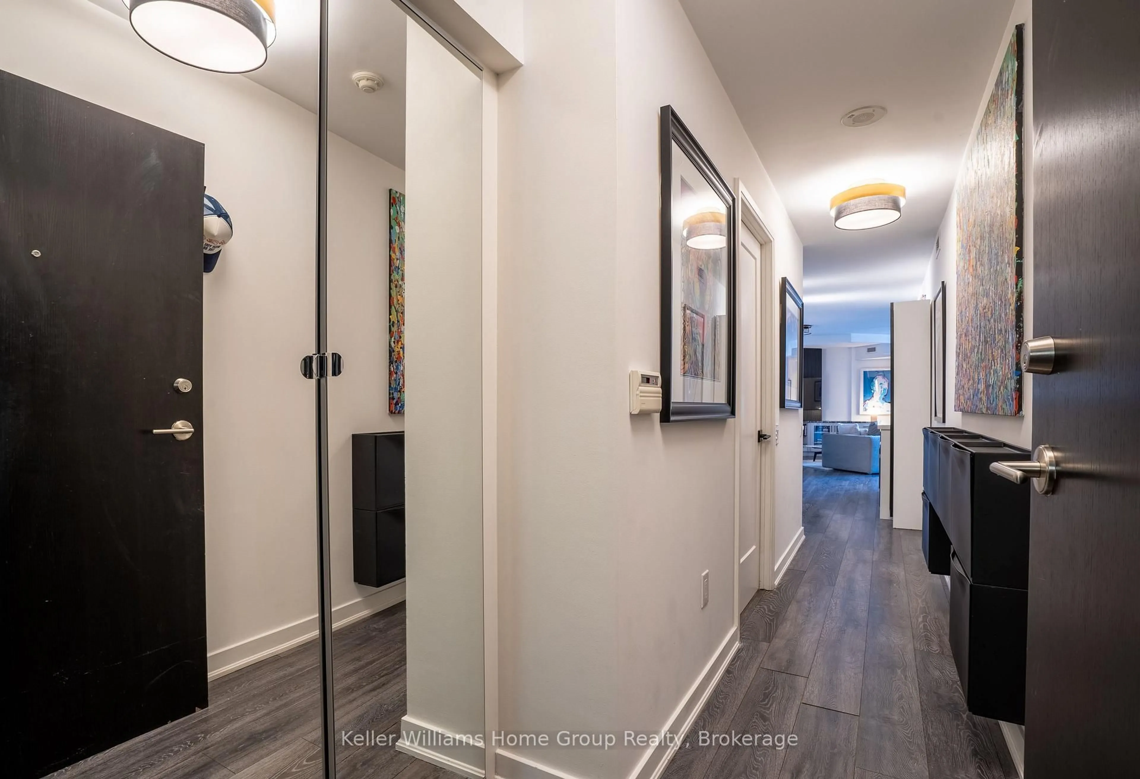 Indoor entryway for 775 KING St #430W, Toronto Ontario M5V 2K3